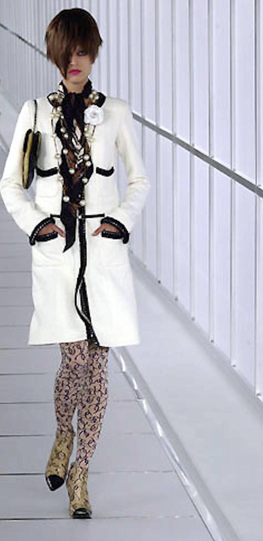 Raro cappotto CHANEL da collezione in tweed bianco e nero con cintura 3