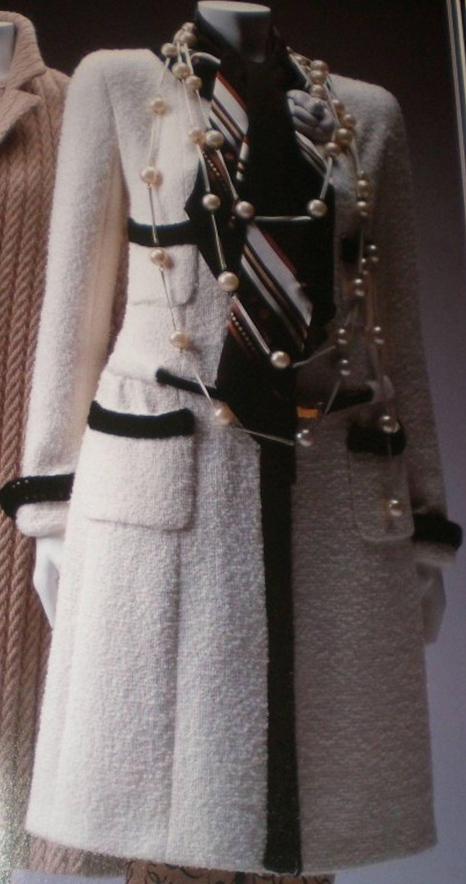 Raro cappotto CHANEL da collezione in tweed bianco e nero con cintura 4