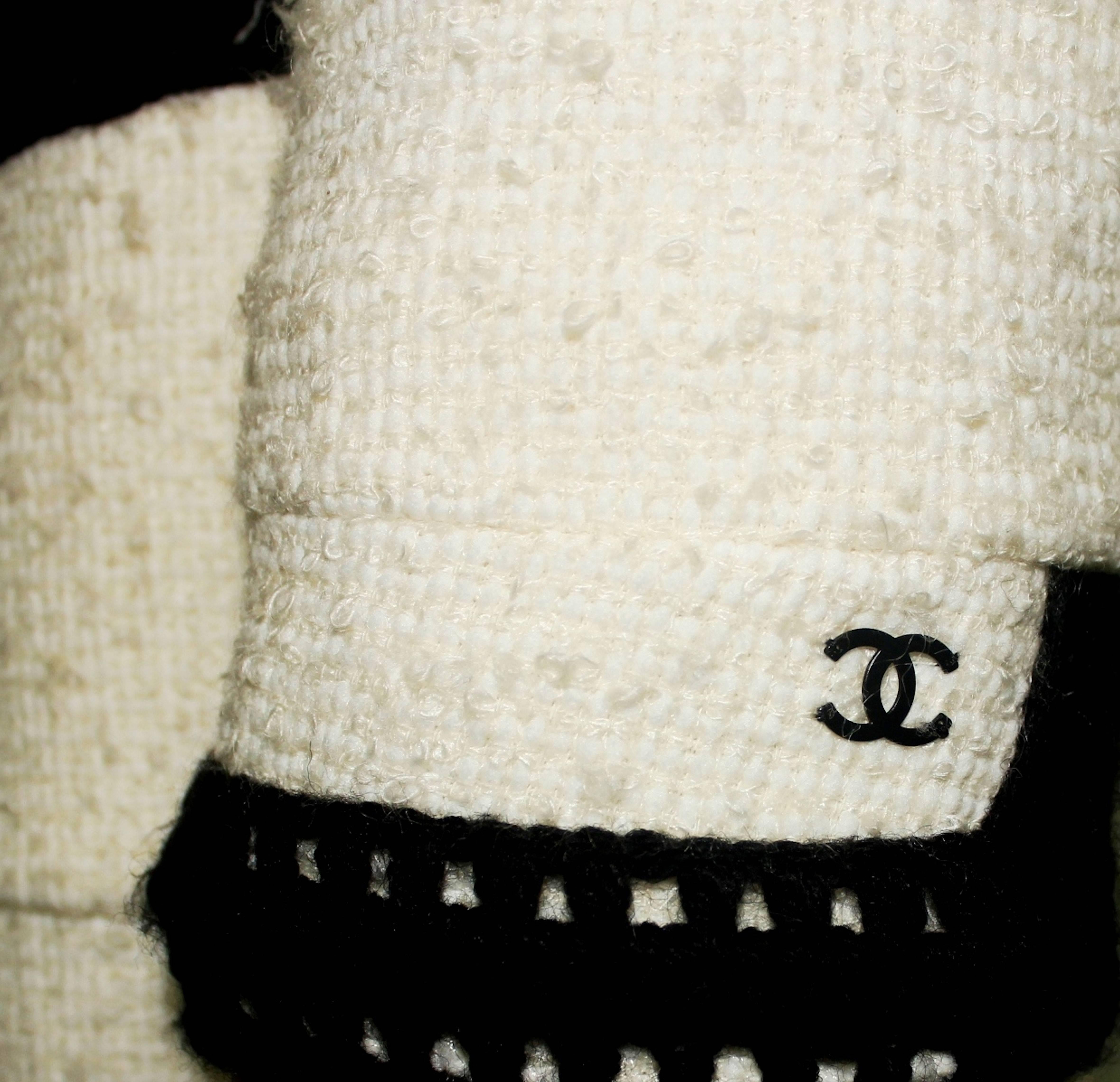 Beige Raro cappotto CHANEL da collezione in tweed bianco e nero con cintura
