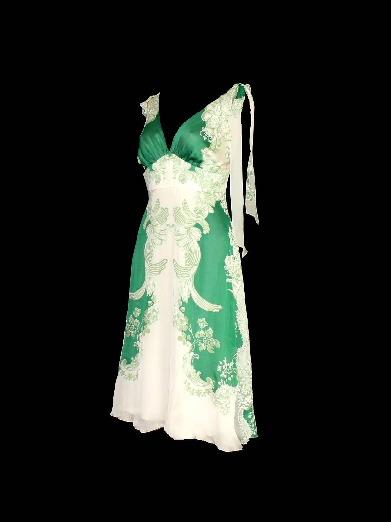 GORGEOUS

ROBERTO CAVALLI

FLORAL SILK COCKTAIL DRESS WITH MATCHING XXL SCARF / SHAWL

DETAILS:

    A beautiful ROBERTO CAVALLI ensemble  that will last you for years
    From the most prestigious ROBERTO CAVALLI main line
    Made out of