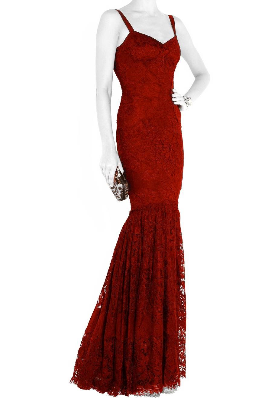 Stunning Dolce Gabbana Red Lace & Silk Evening Gown Maxi Dress In Excellent Condition In Switzerland, CH