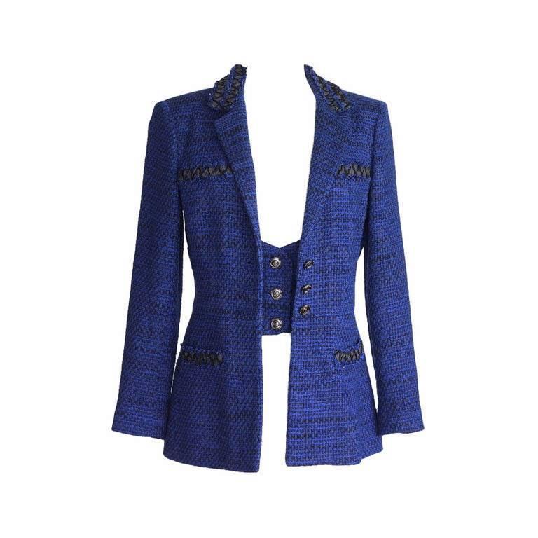 Stunning Chanel Tweed Blazer
Made of black and blue tweed fabric
Built-in vest
Silver Chanel CC signature buttons
Closes with three buttons in front
Vest inside has three buttons
Rear vent with three buttons
Sleeves with three buttons