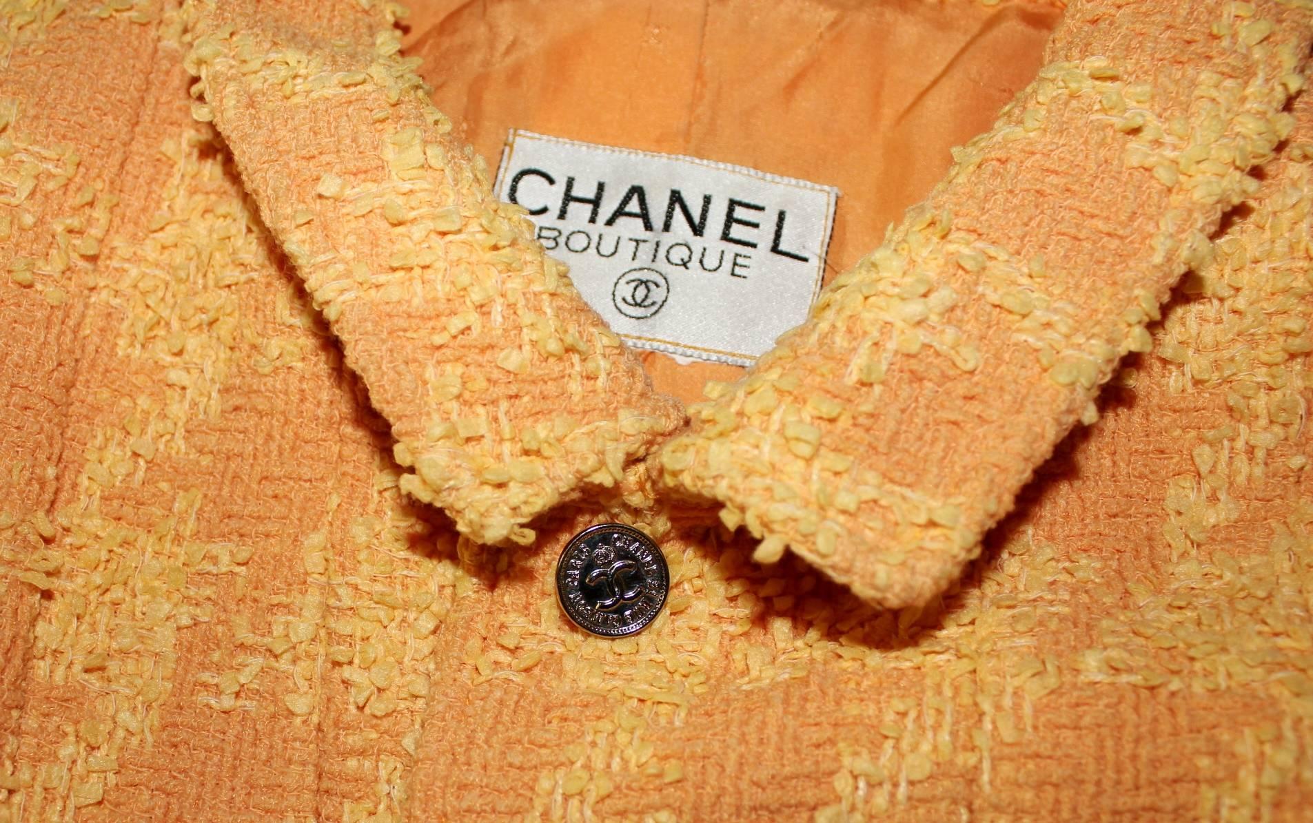 Naomi's Vintage 1990s Chanel Peach Houndstooth Boucle Tweed Skirt Suit 2