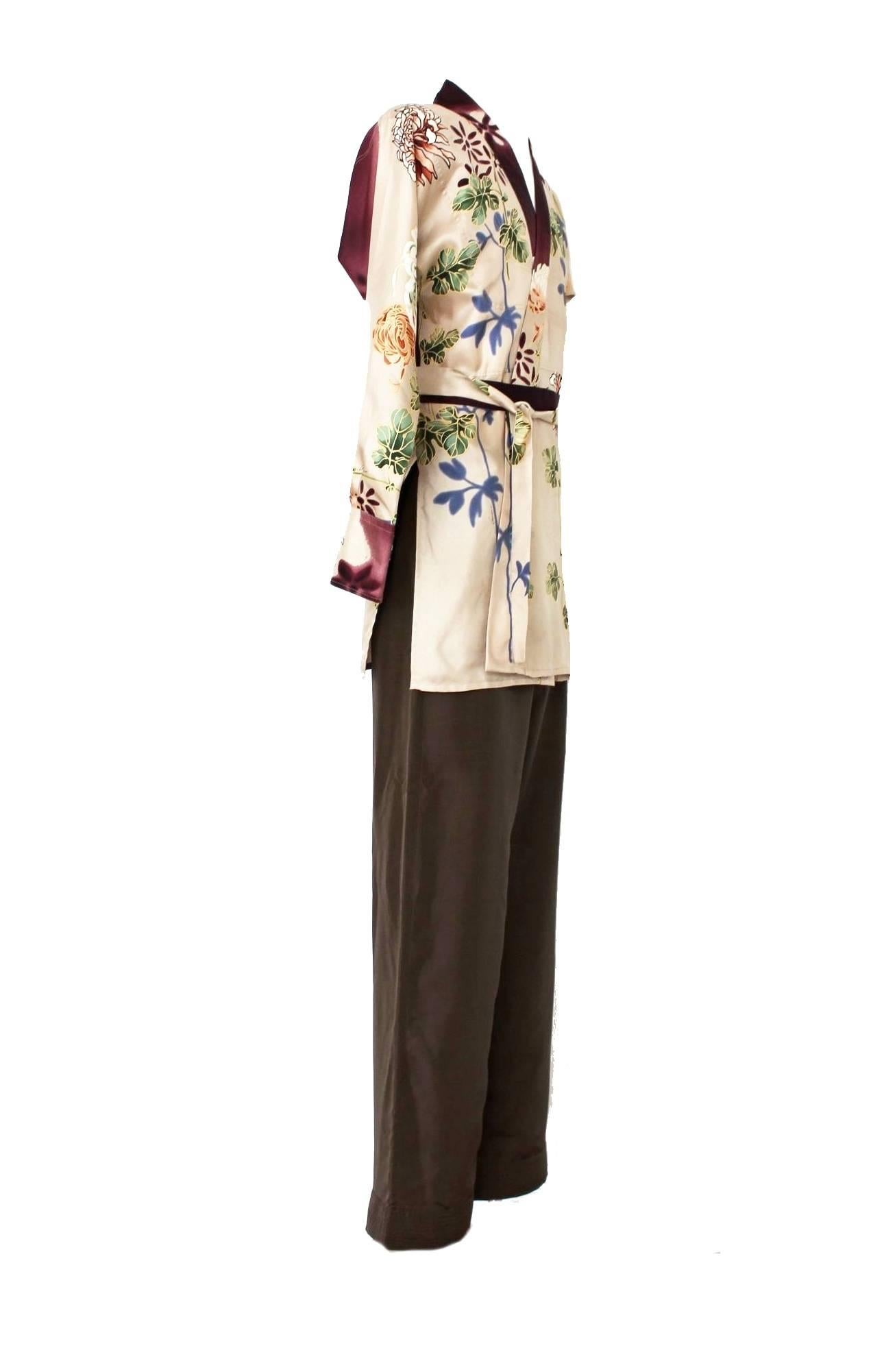 VERY RARE
TOM FORD FOR GUCCI
FLORAL KIMONO / DRESSING GOWN / ROBE AND PANTS

FROM SS 2001 COLLECTION

DETAILS:

    Unique GUCCI BY TOM FORD Kimono
    From GUCCI SS 2001 collection
    Dressing Gown / Robe with belt and matching