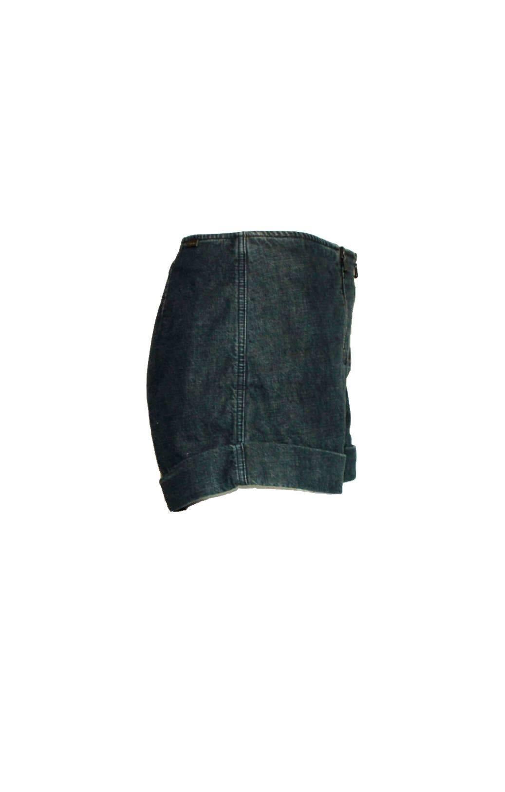 
    Beautiful CHANEL denim hot pants
    A true CHANEL signature item that will last you for many years
    Opens with a triple zip on front marked "CHANEL"
    Chanel plate on back
    Made in France
   