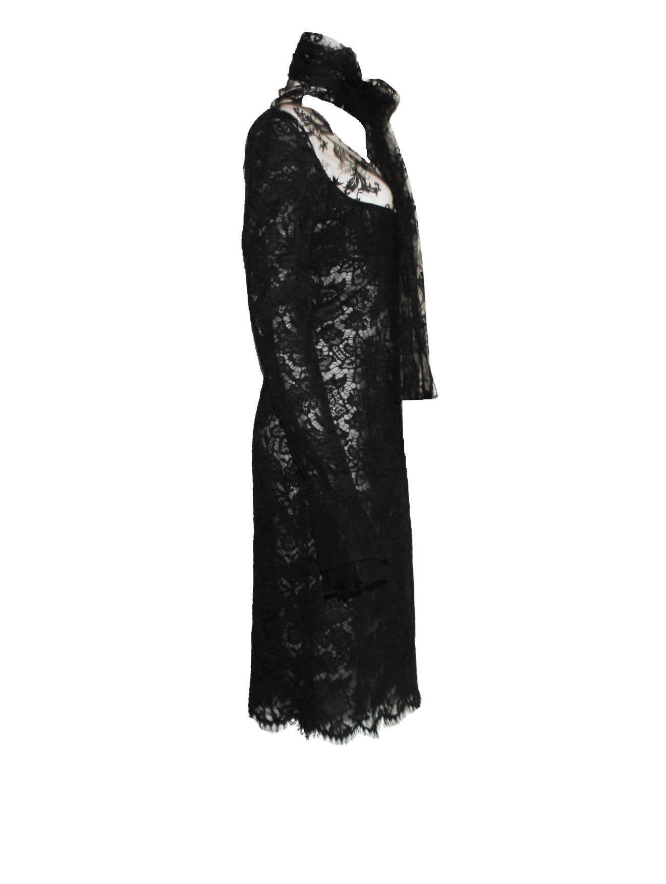 Spitzenkleid, entworfen von Tom Ford für Yves Saint Laurent 
Kollektion FW 2002
Seltenes Stück
Feinste schwarze Guipure-Spitze 
Auf der Rückseite mit schwarzem Mesh-Tüll gefüttert
Gesehen in der AD-Kampagne, auf dem Laufsteg und bei Carine