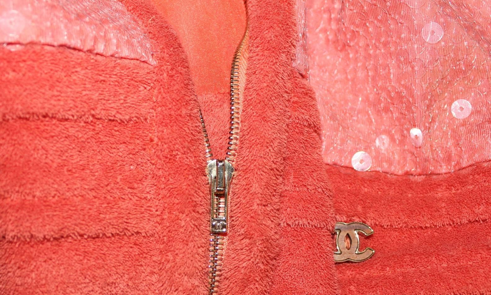 Chanel - Ensemble jumeau top et veste en éponge à sequins corail, état neuf Pour femmes en vente