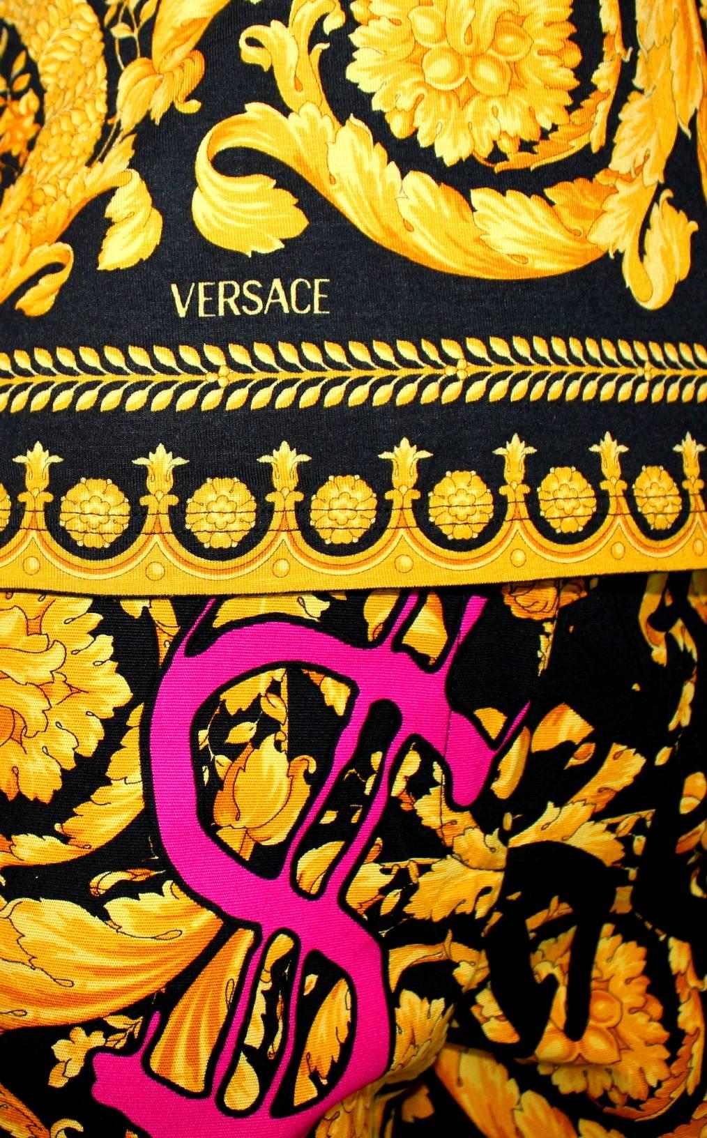 Versace Colorful Signatur Medusa Print Graffiti Hose Racer Top Ensemble Anzug (Braun) im Angebot