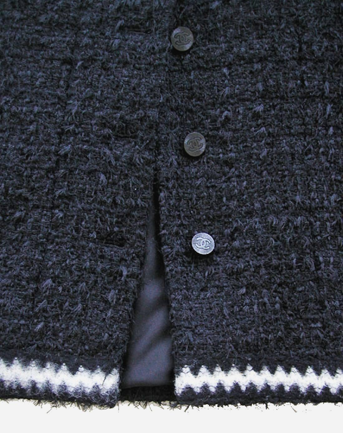 Boucle Signature Skirt Suit with CC logo buttons In Excellent Condition In Switzerland, CH
