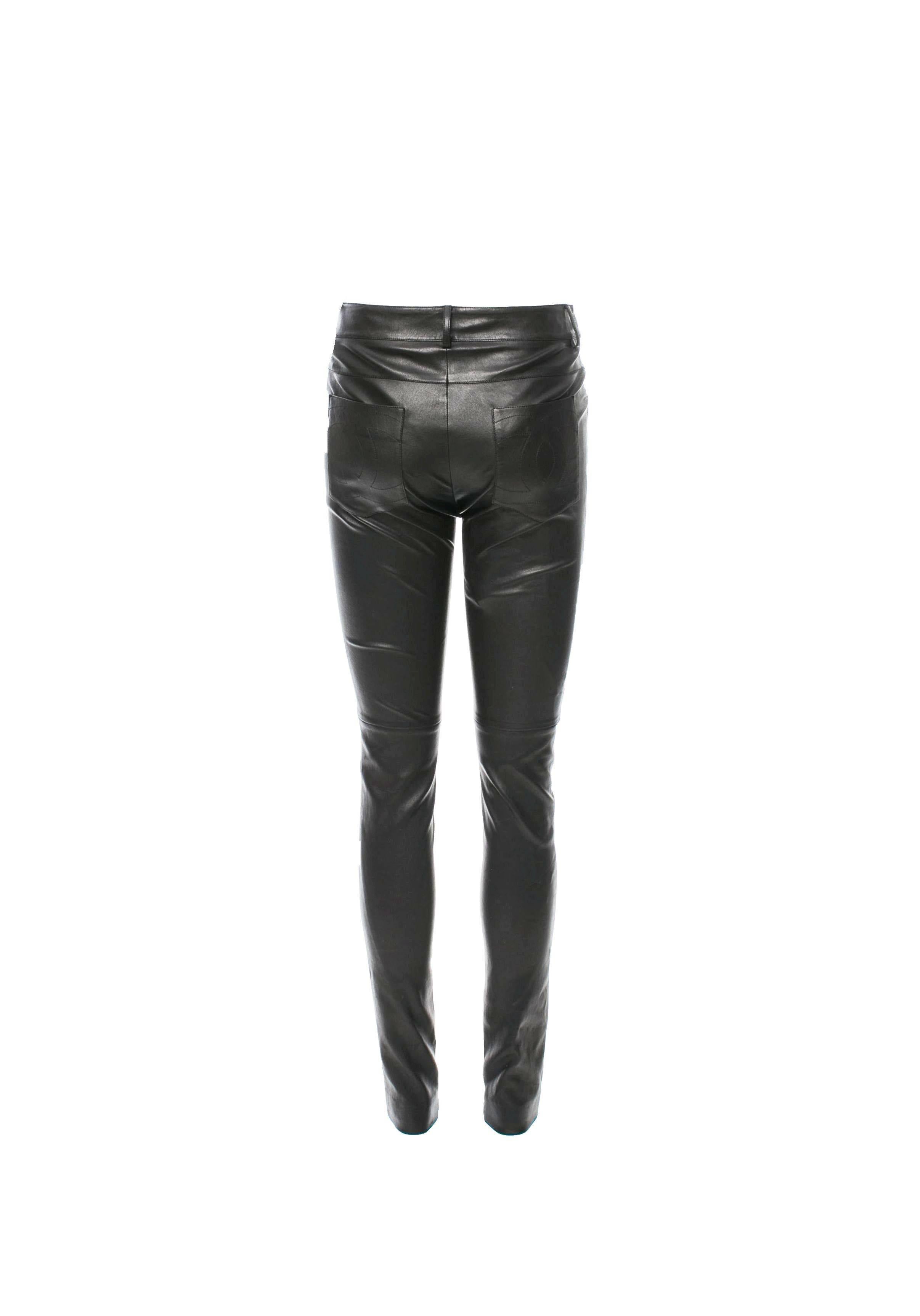 Stunning Chanel leather pants
Feels like a second skin due to the fantstic leather cotton stretch mix
Designed by Karl Lagerfeld
Modern skinny style
Closes in front with zip and 
