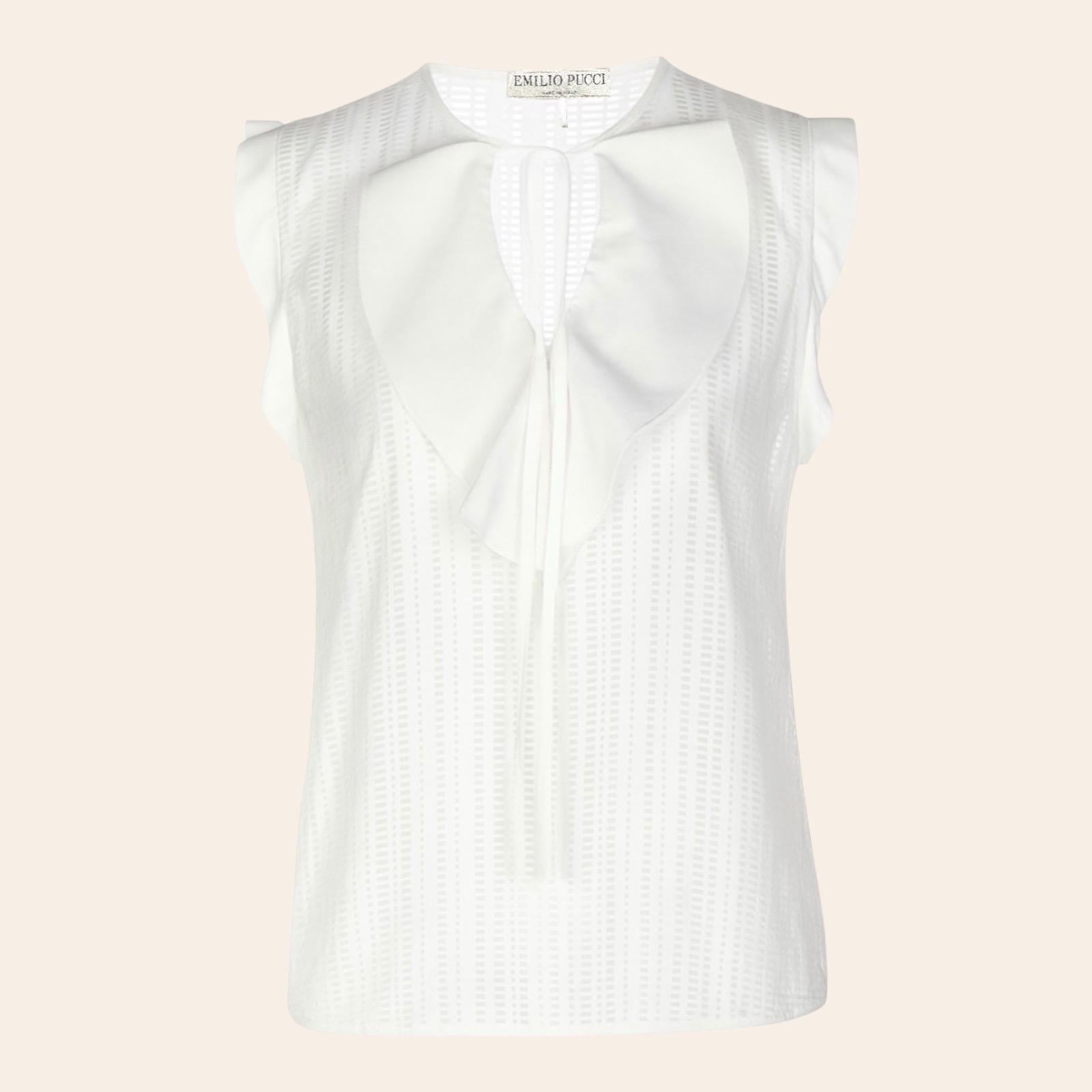 Une pièce fantastique signée Emilio Pucci !
Associez-le à votre costume d'affaires préféré ou à un jean - parfait pour toutes les occasions.
Chemisier en coton mélangé très fin
Un chemisier blanc polyvalent avec une touche de modernité
Volantes sur