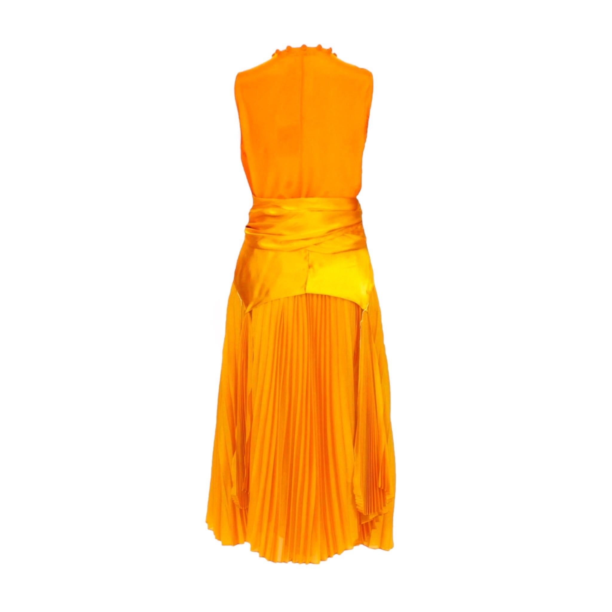 Yves Saint Laurent by Tom Ford 2004 Mandarina Falda Plisada Top Conjunto Cinturón/Bufanda en Bueno estado para la venta en Switzerland, CH