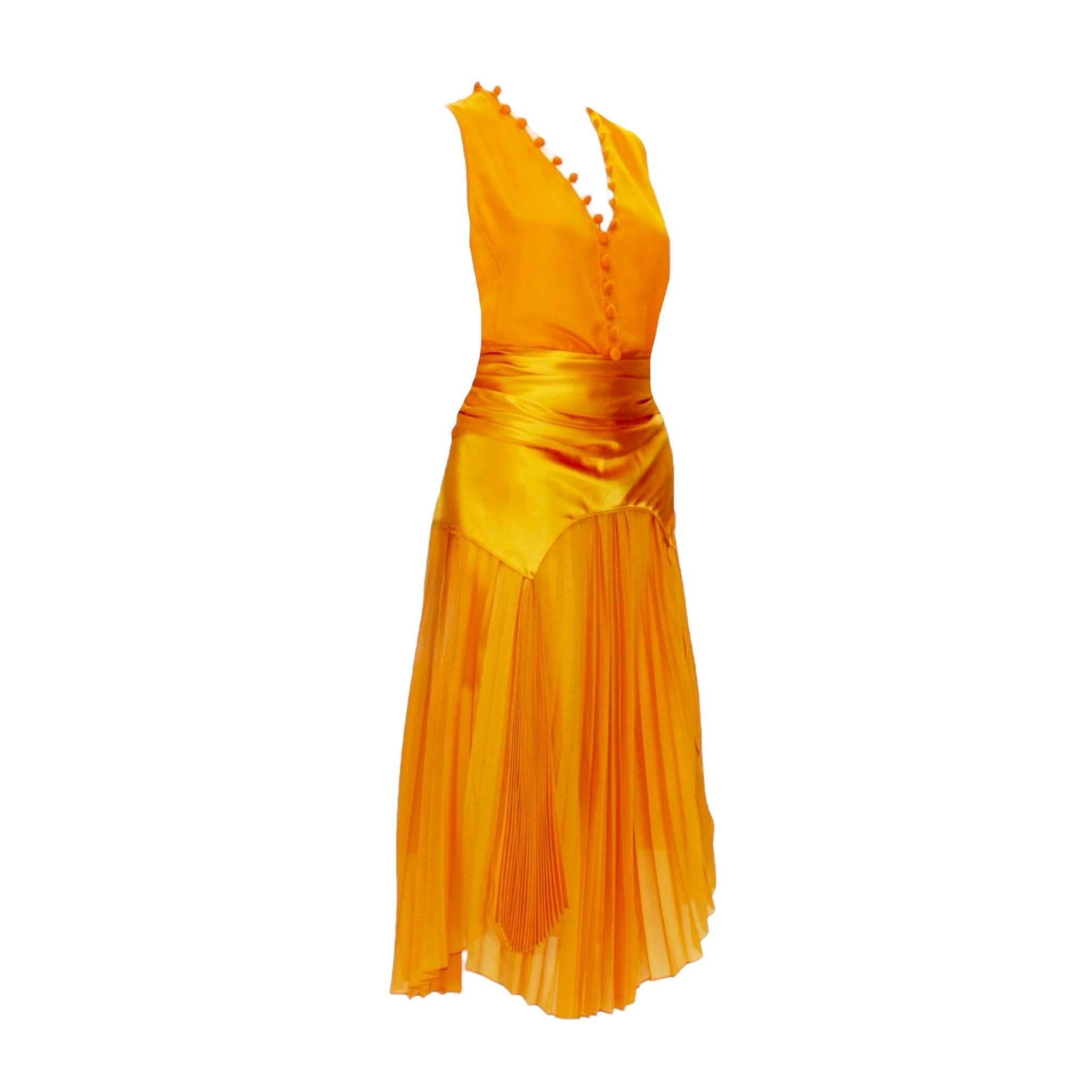 Yves Saint Laurent by Tom Ford 2004 Mandarina Falda Plisada Top Conjunto Cinturón/Bufanda Naranja en venta