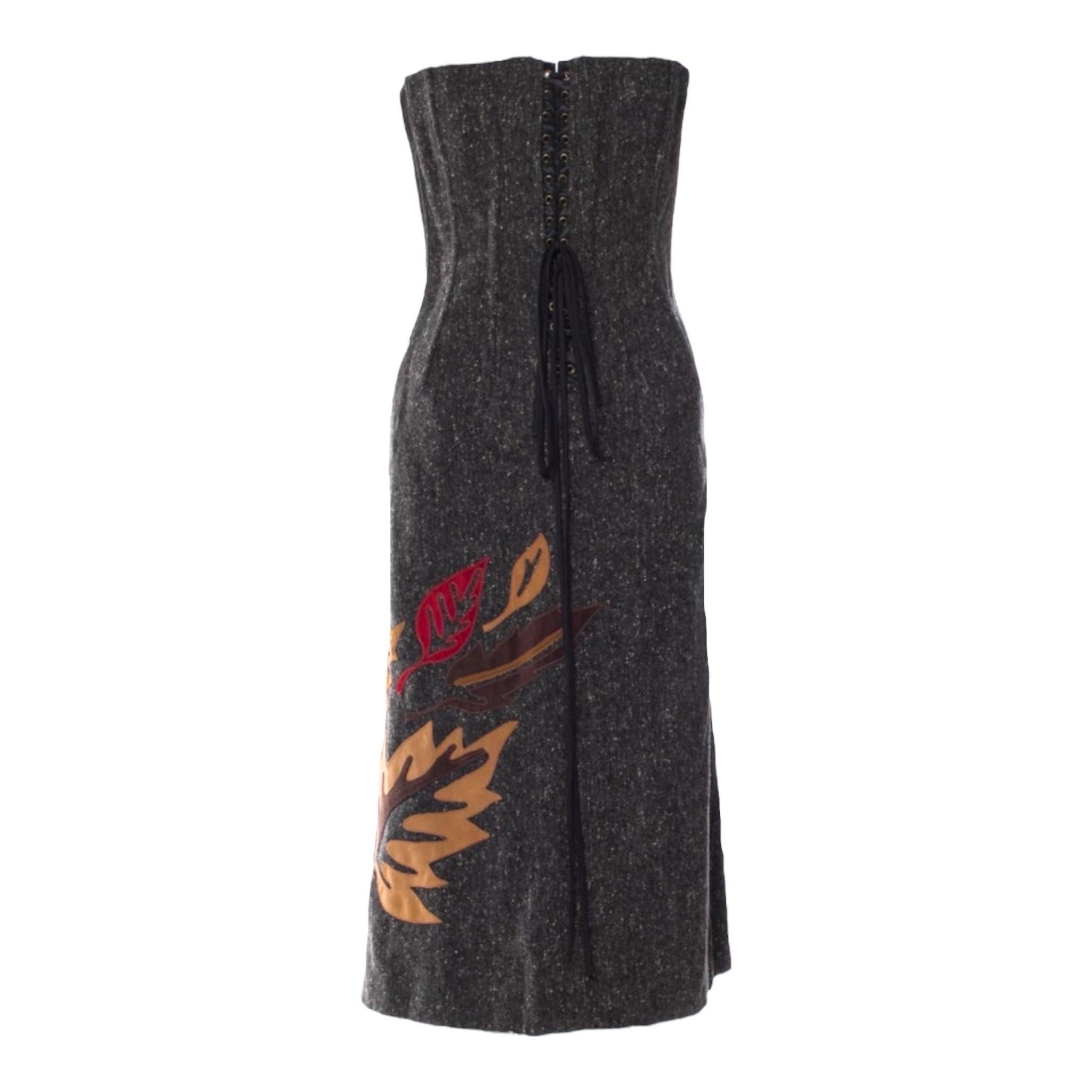 Robe en tweed intemporelle de Dolce & Gabbana
Laçage réglable à l'avant.
Intérieur du corset entièrement désossé
Se ferme avec une fermeture éclair dissimulée
Deux poches latérales, toujours cousues et non ouvertes.
Garnitures en cuir suédé
Fabriqué