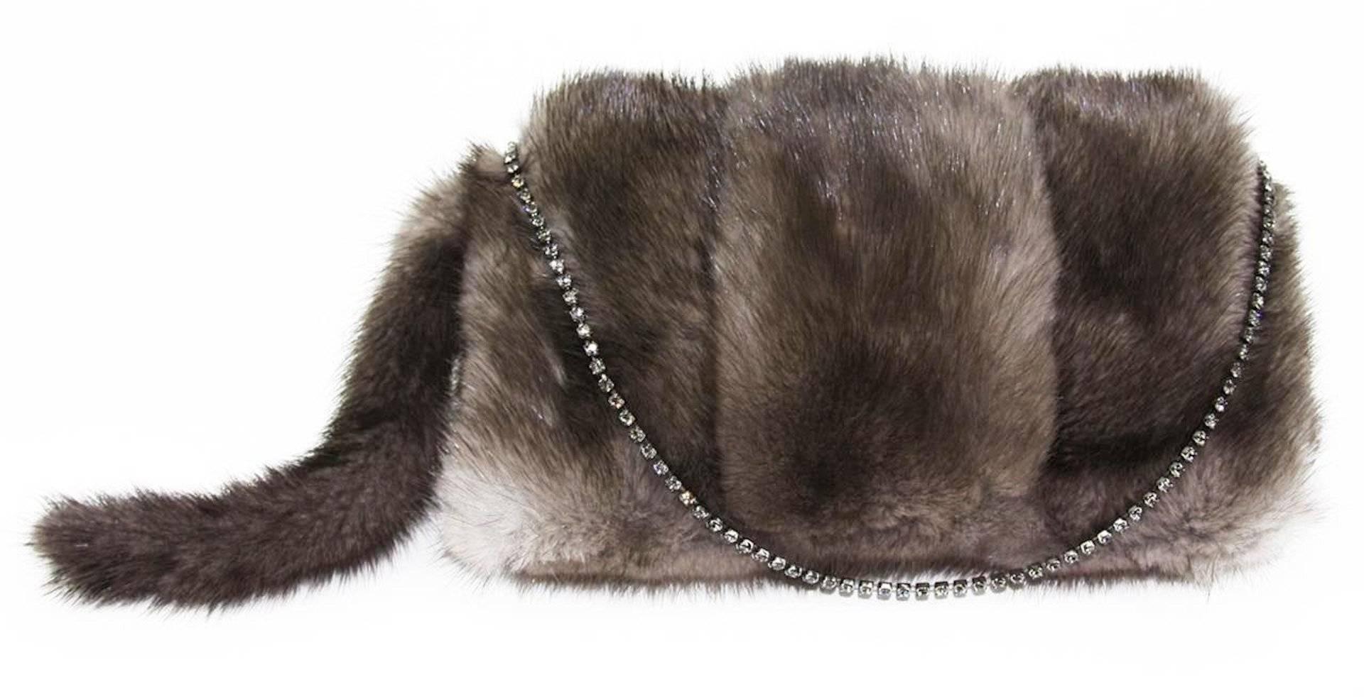 NEU Gucci Tom Ford FW 2004 Handtasche Clutch aus Nerzpelz mit Juwelen und Perlen im Zustand „Gut“ im Angebot in Switzerland, CH