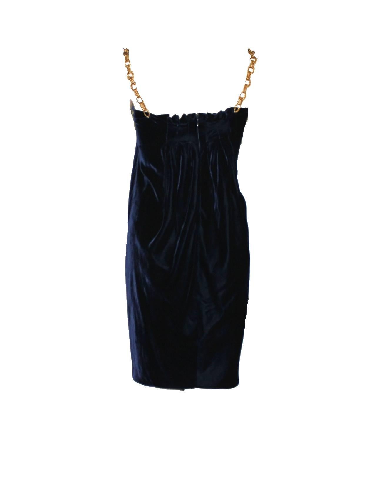 Wunderschönes Dolce & Gabbana Kleid - ein zeitloser Klassiker
Aus mitternachtsblauem Samt
Empire-Stil mit goldener Gliederkette, die unter der Büste verläuft
Quaste mit der Gravur 