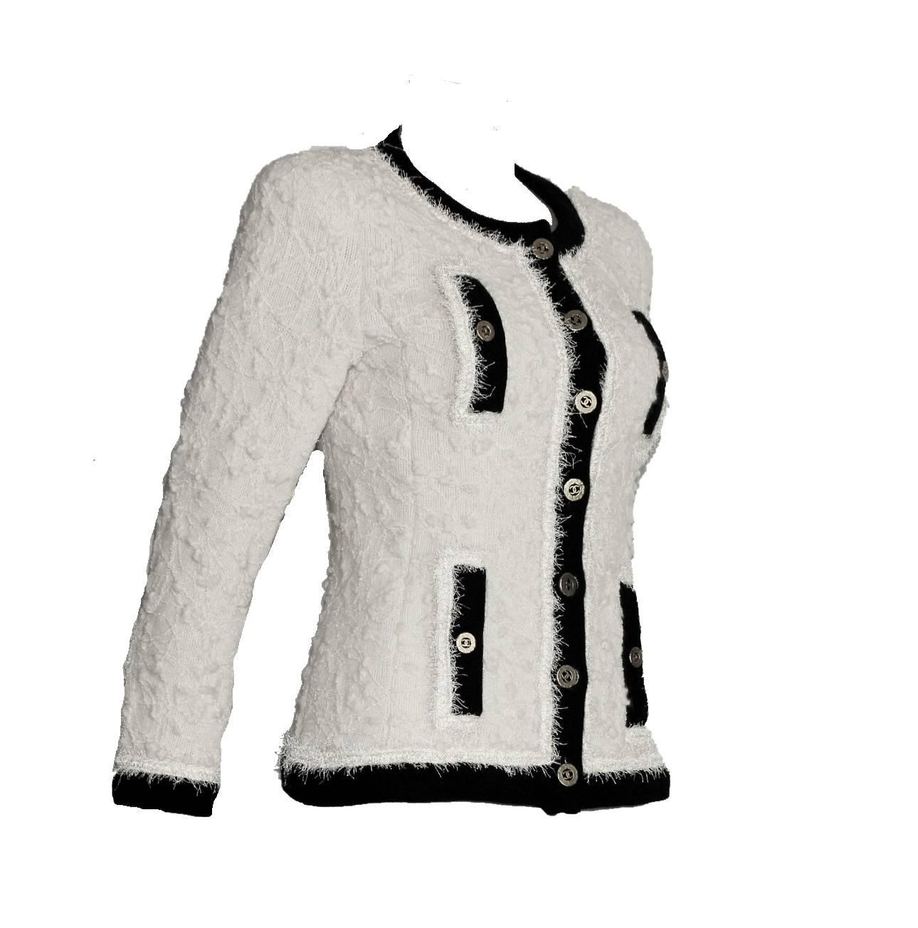 An extremely rare and collecable Chanel Boucle Jacket from the famous FW 1994 collection.
Designed by Karl Lagerfeld for Chanel and already today a collector's item.
Ivory boucle with black trimming
Golden Chanel CC signature buttons
Fully lined