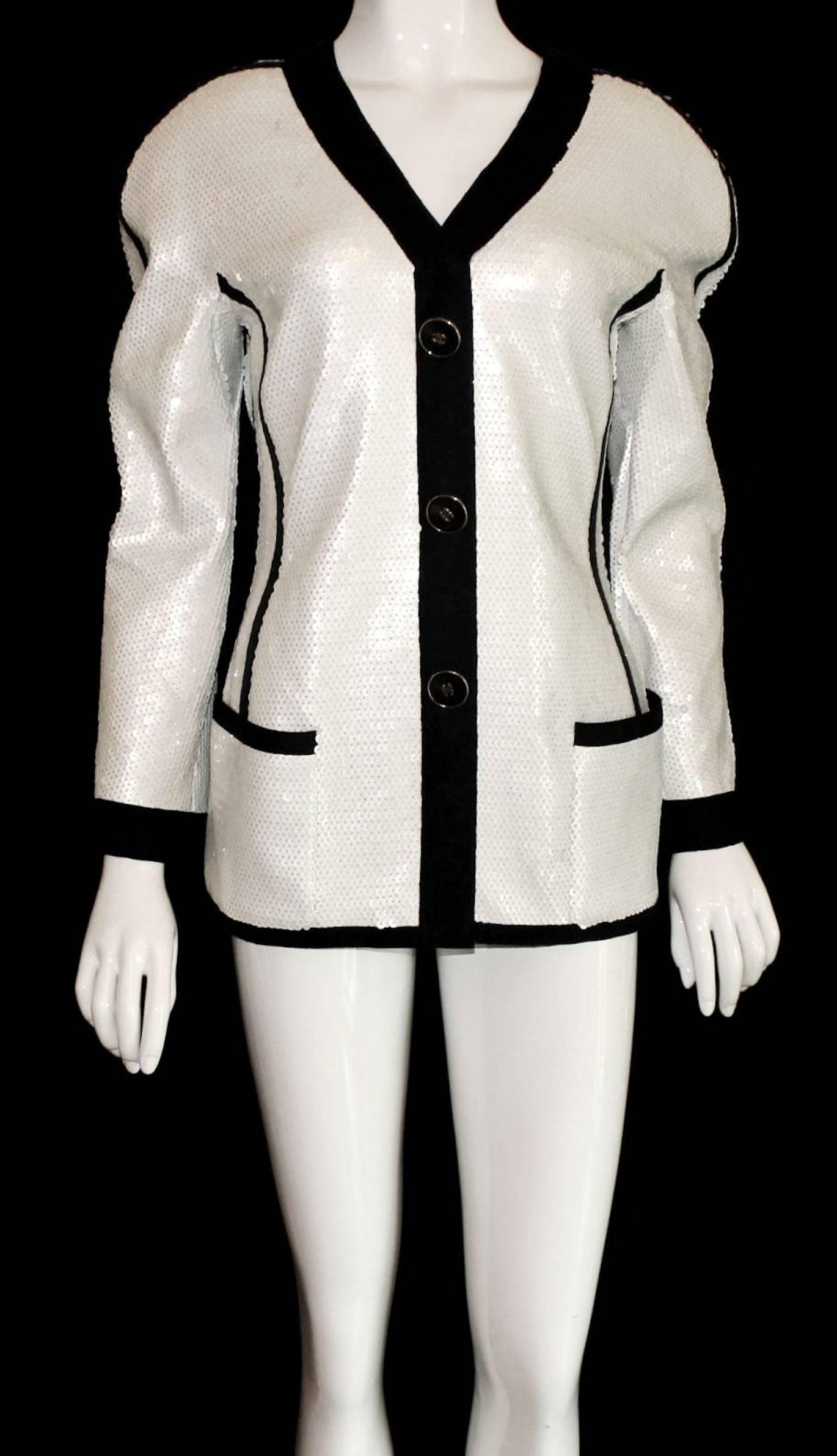 Gris Chanel, veste à sequins rare des années 1990 exposée au Met Museum 2005 en vente