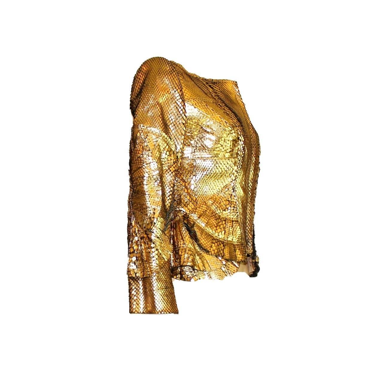 Insolite veste Gucci en peau dorée provenant de la dernière collection d'été de Tom Ford pour Gucci en 2004

Une véritable pièce de collection montrée lors du défilé S/S 2004 ainsi que dans la campagne publicitaire de Gucci. Une des 30 pièces