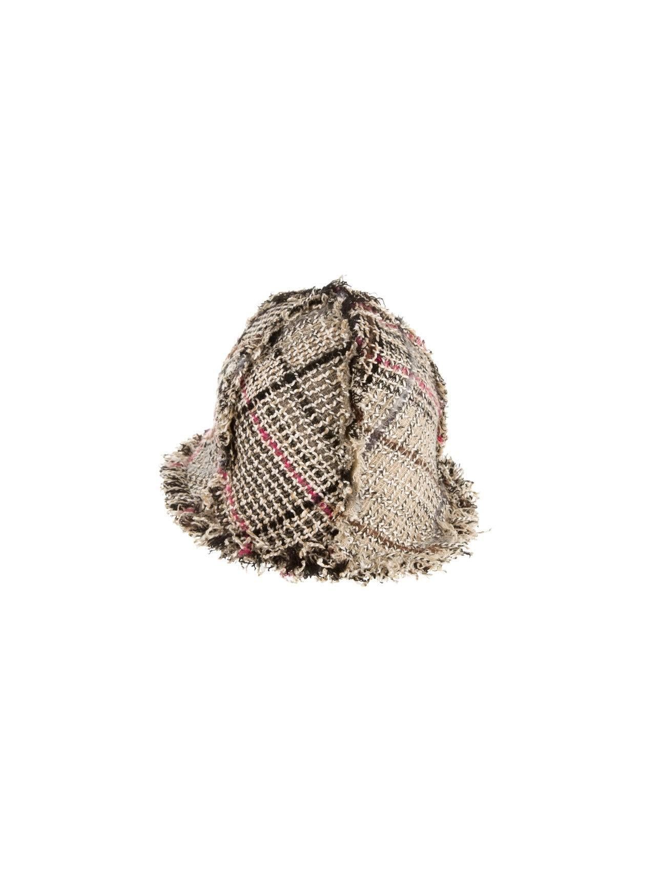     Beautiful CHANEL fantasy tweed hat by Karl Lagerfeld
    A true CHANEL signature item that will last you for many years
    Amazing tweed fabric
    Frayed details
    Beautiful CC logo enblem in front
    Made in France
    One size
    Just