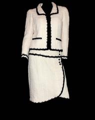 Der berühmteste Chanel Signature Boucle Faux Wickelrockanzug