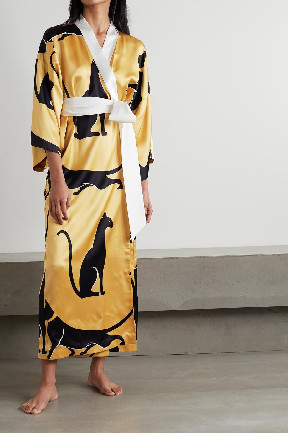 Régale et romantique, cette robe Olivia von Halle est une vision royalement somptueuse d'une tenue décadente. Il est taillé dans un satin de soie doux et doré et présente une silhouette d'inspiration kimono. 
Imprimé d'un motif félin dessiné à la