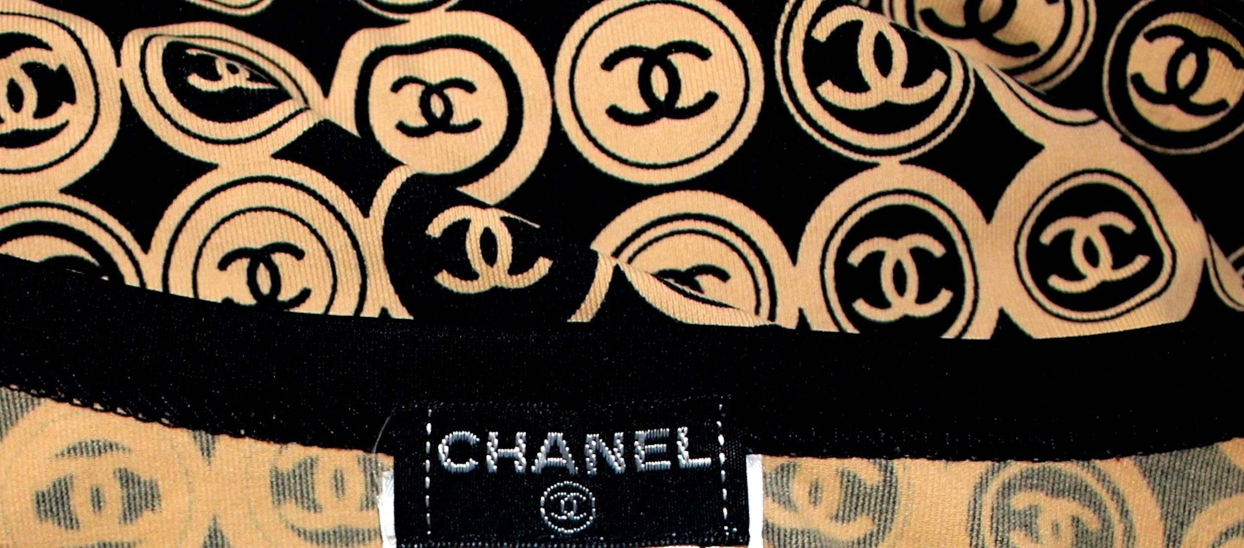 Stunning Chanel CC Logo Skirt Jacket Set Suit Ensemble In Good Condition In Switzerland, CH