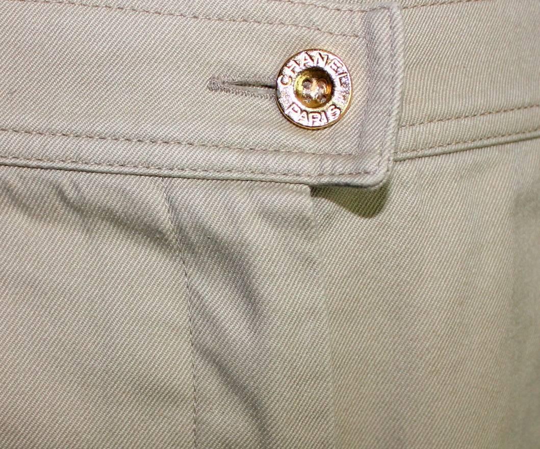 
    Beautiful CHANEL shorts
A timeless classic
    A true CHANEL signature item that will last you for many years
    Opens with a hidden zip on front
    Button engraved with "CHANEL PARIS"
    Made in France


