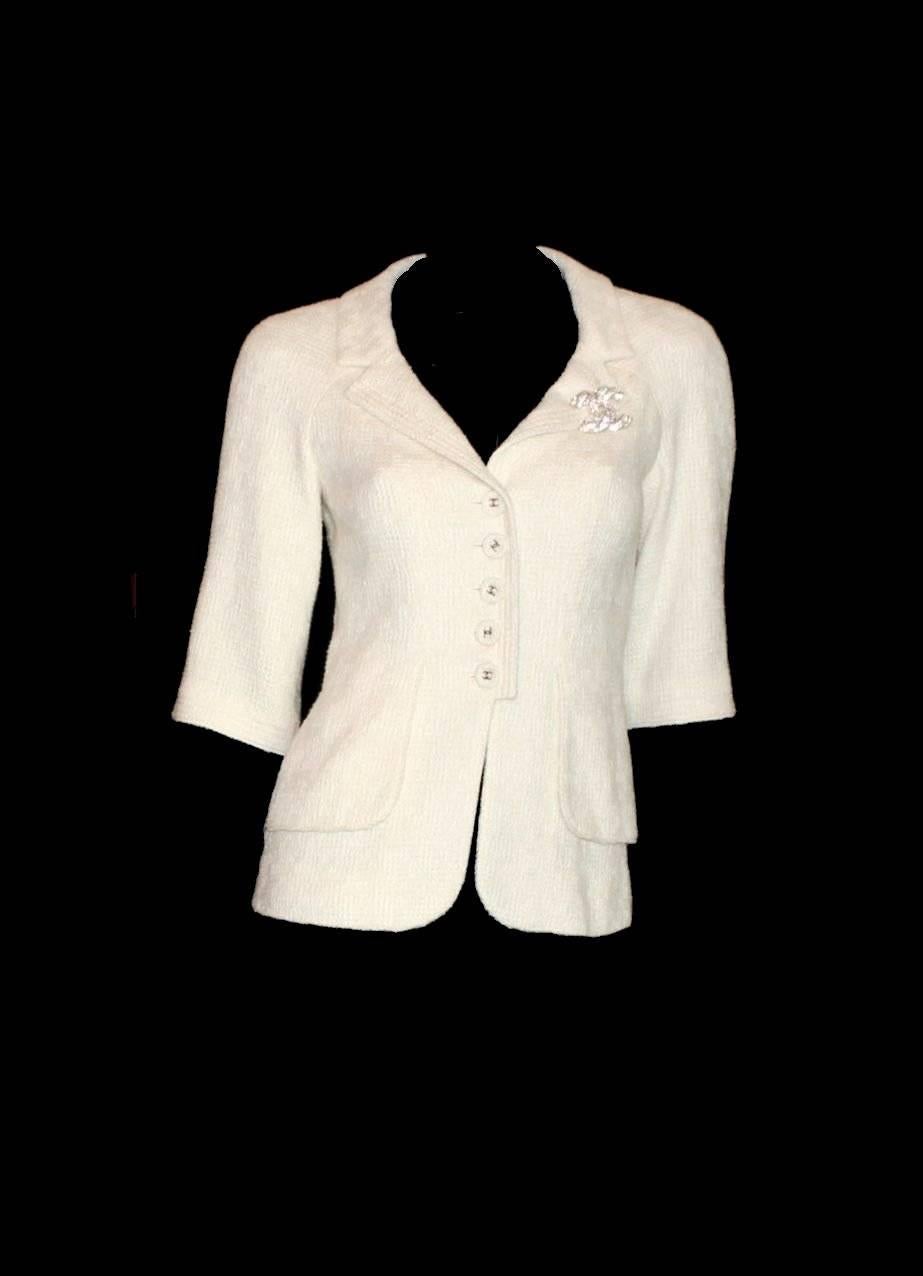 Classy Chanel Ivory Tweed CC Logo Button Jacket In Excellent Condition In Switzerland, CH