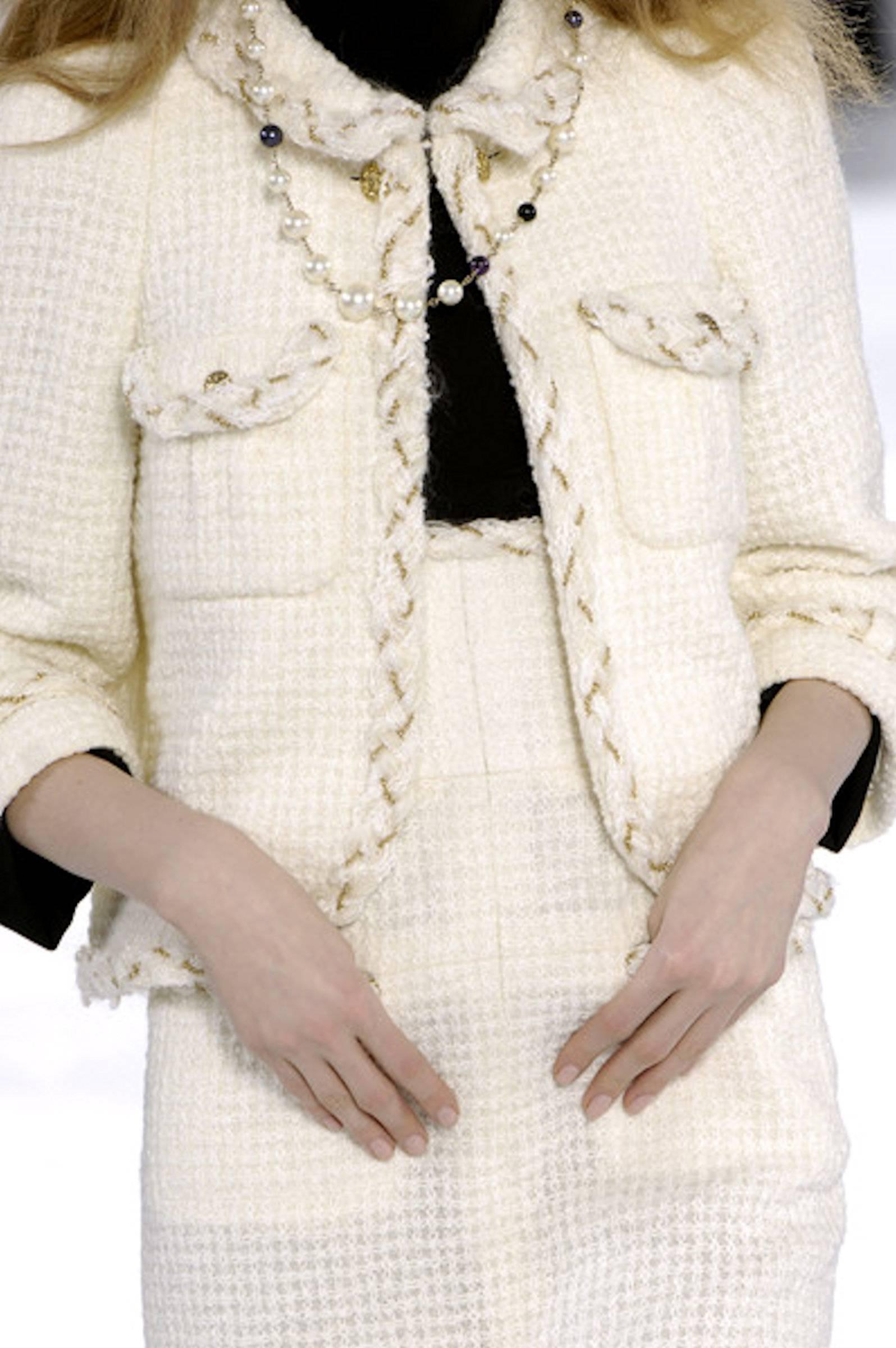 Classy Chanel Ivory Chain Braided Tweed CC Logo Button Jacket In Good Condition In Switzerland, CH