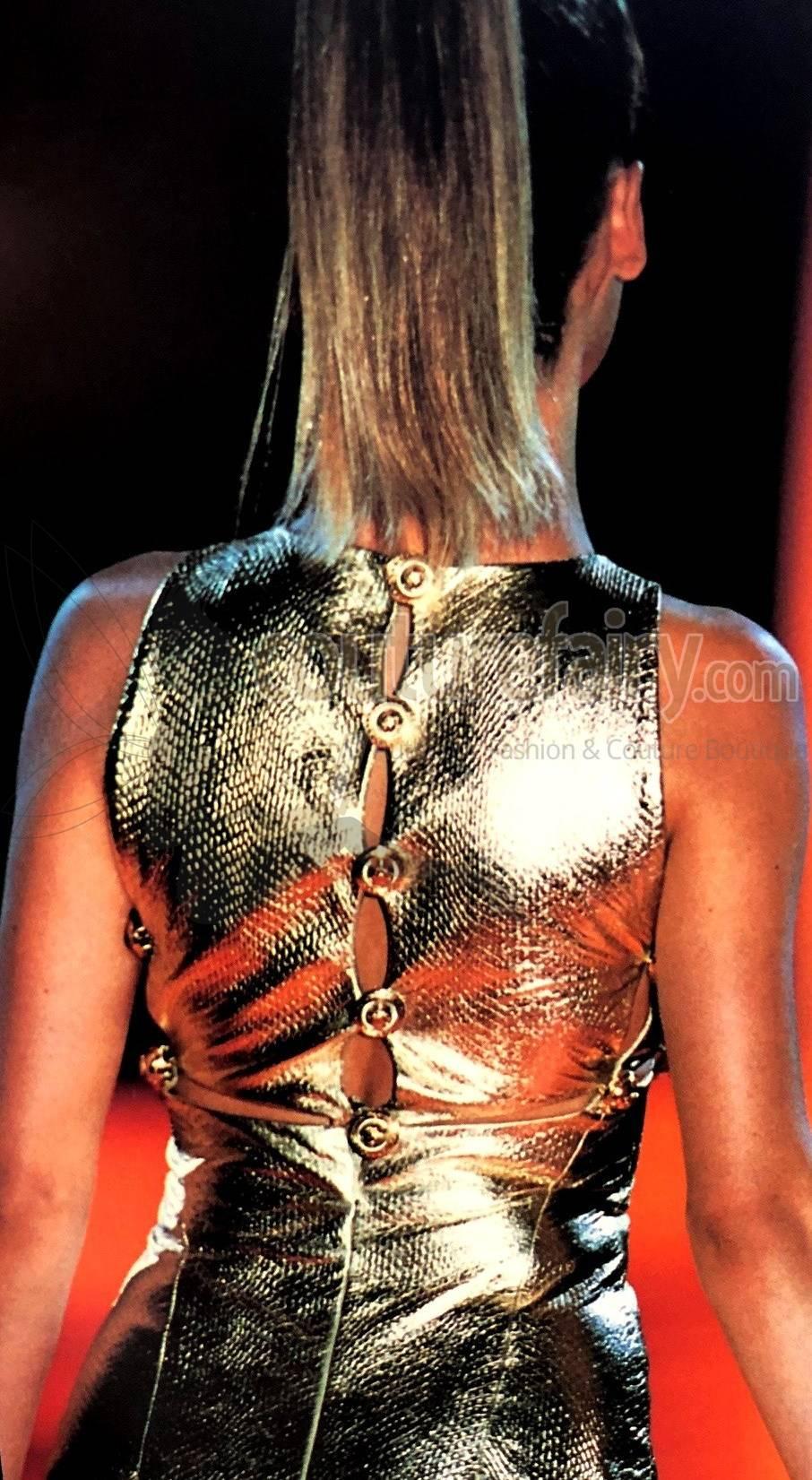 UNWORN Gianni Versace 1994 Medusa Metallic Goldenes Lederkleid aus Metallic Museumsstück 44 im Angebot 4