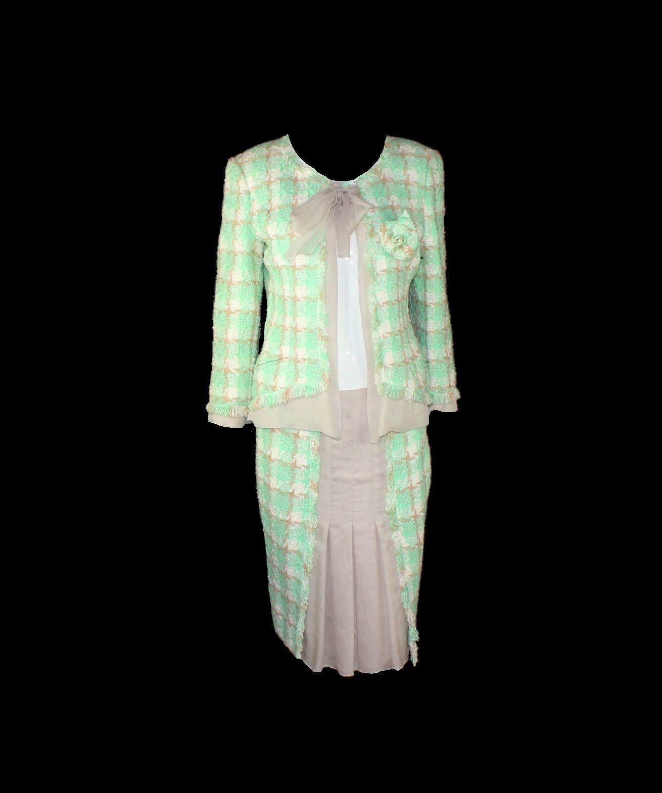 Beautiful Chanel Skirt Suit
Consisting of  jacket and skirt
One of the favourite pieces of Anna Wintour - she wore it several times styled differently
So versatile!
Jacket with two front pocket -still unopened
Silk trimming and bow tie