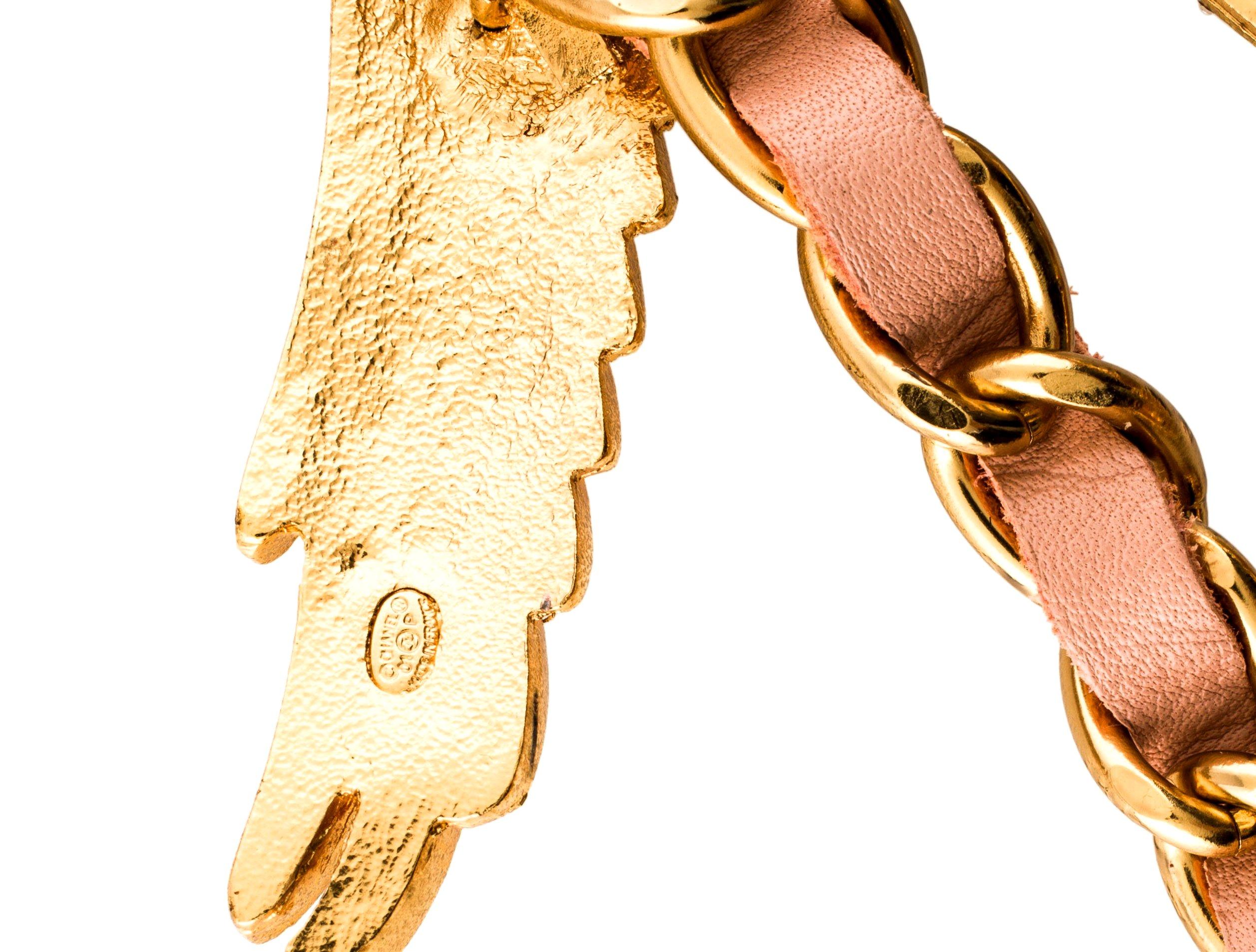 Seltener Fund!

Chanel Strass Adler CC Logo Leder & Kette
Kann als Gürtel oder sogar als Halskette getragen werden
Signatur-Lederkettenkombination
Adler mit Swarovski-Strasssteinen und CC-Logo verziert
Schließt mit Kette und Haken, CC-Logo
