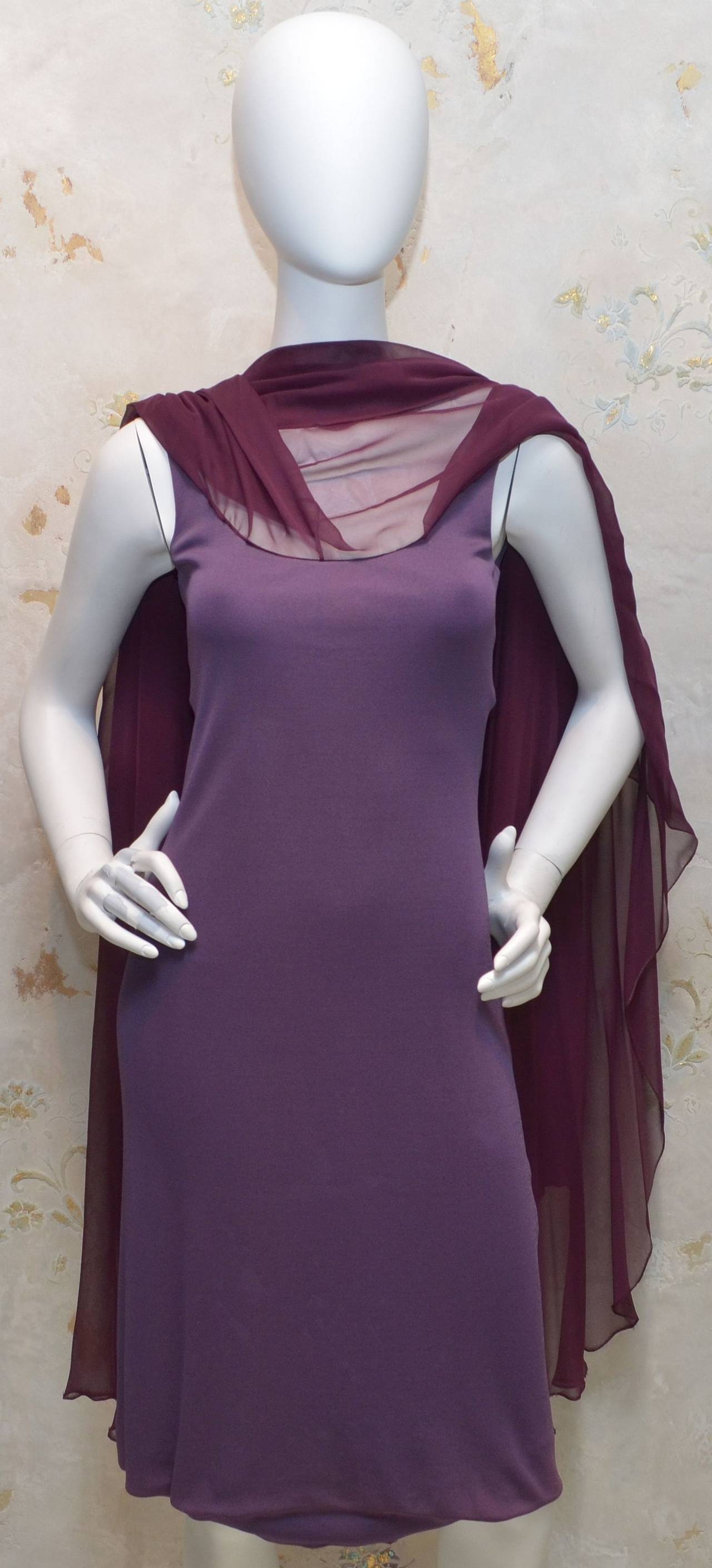 Vintage Halston dress features a deep maroon-colored chiffon layer and a jersey slip. Minor wears but in GREAT vintage condition!

Measurements:
Bust - 28''
Waist - 25''
Hips - 33''
Length - 43.5''