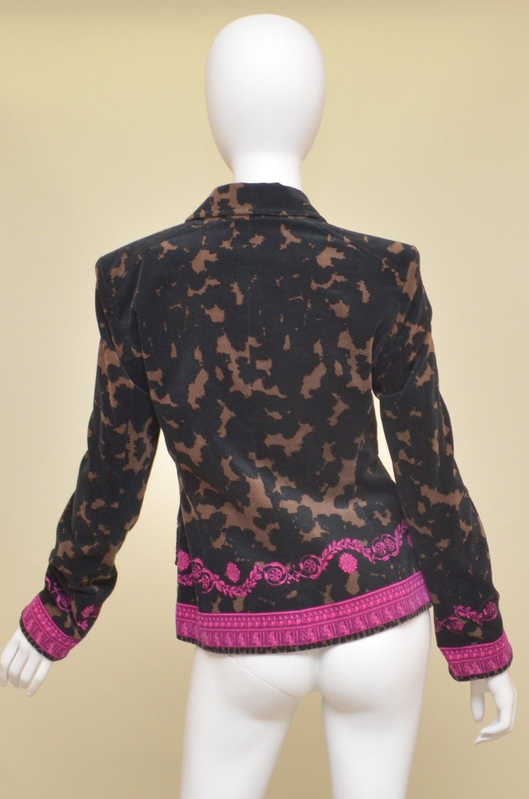 Vintage Versace Jacket is a size 42, US 8. Features black, brown, and fuchsia velvet, gold-tone Medusa head button closures, Medusa print throughout, two front flap pockets, fully lined, and in EXCELLENT condition!

Measurements: 
Bust -