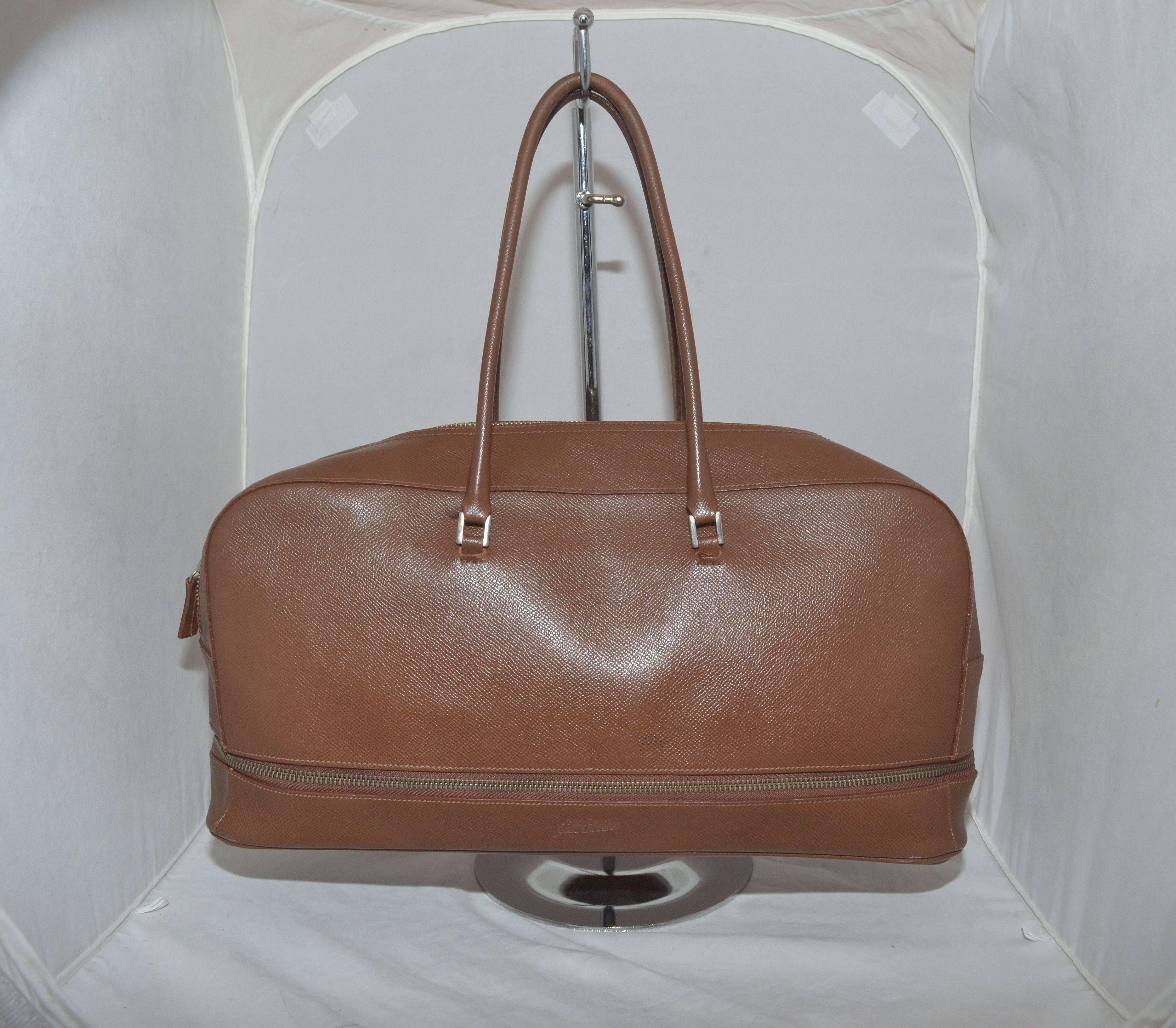 Jean Paul Gaultier Plume Tasche aus braunem:: gekörntem Leder:: mit Reißverschluss oben:: gerollten Ledergriffen und einem dehnbaren Einsatz aus Nylon/Leinwand mit Reißverschluss. Die Tasche ist vollständig gefüttert und hat ein Reißverschlussfach.