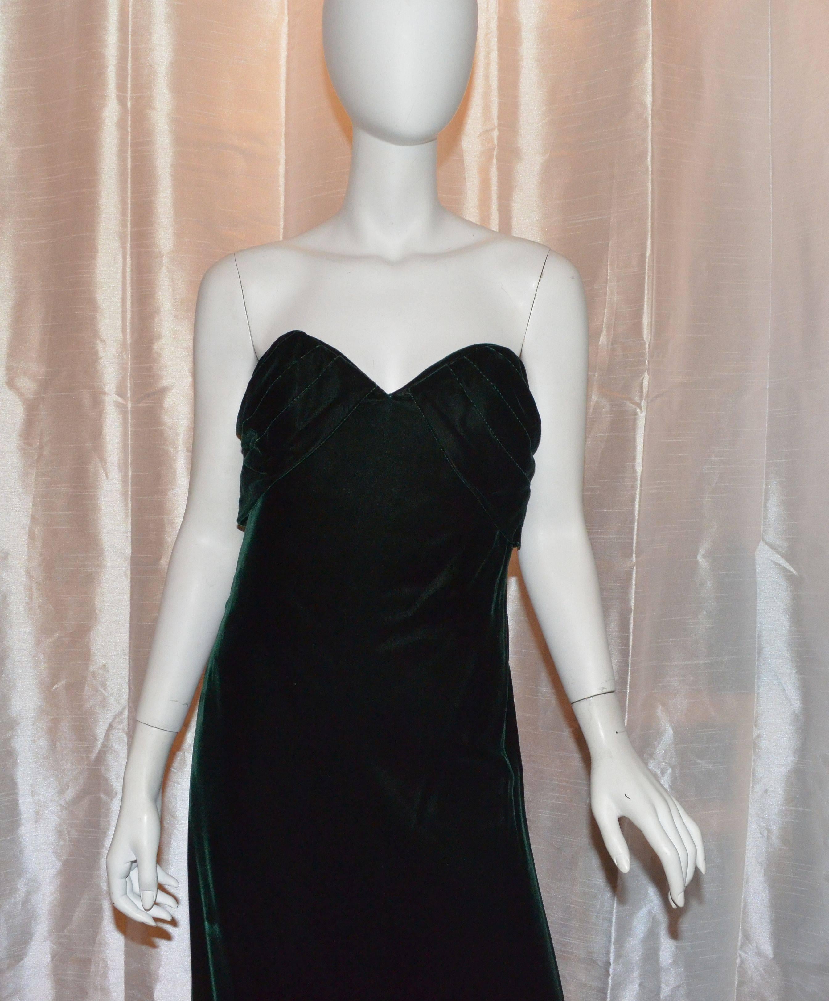 Vintage Bill Blass Green Velvet Strapless Long Dress Gown

Vintage Bill Blass gown is marked a size 6. Features a pin-tucked design on the bust, a back zipper and hook-and-eye closure, and is fully lined. Gorgeous draping and construction. soft