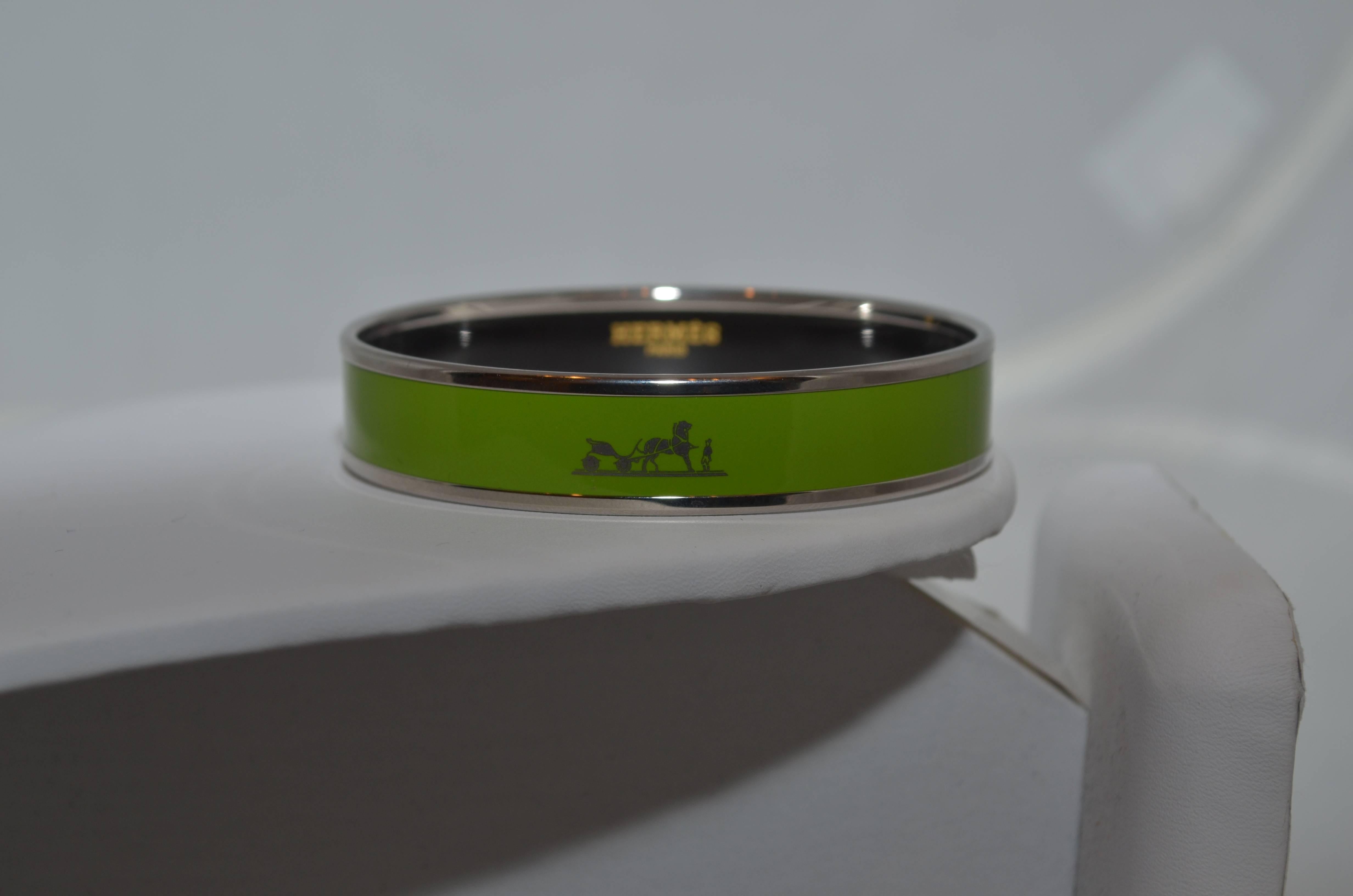 Hermes Paris Lime Green Enamel Equestrian Horse Print Logo Bangle Bracelet
62cm Small size

Hermes Paris bangle in a lime green enamel with the horse logo in silver, and silver palladium plated metal. Diameter measures 2.5 inches and width is 1