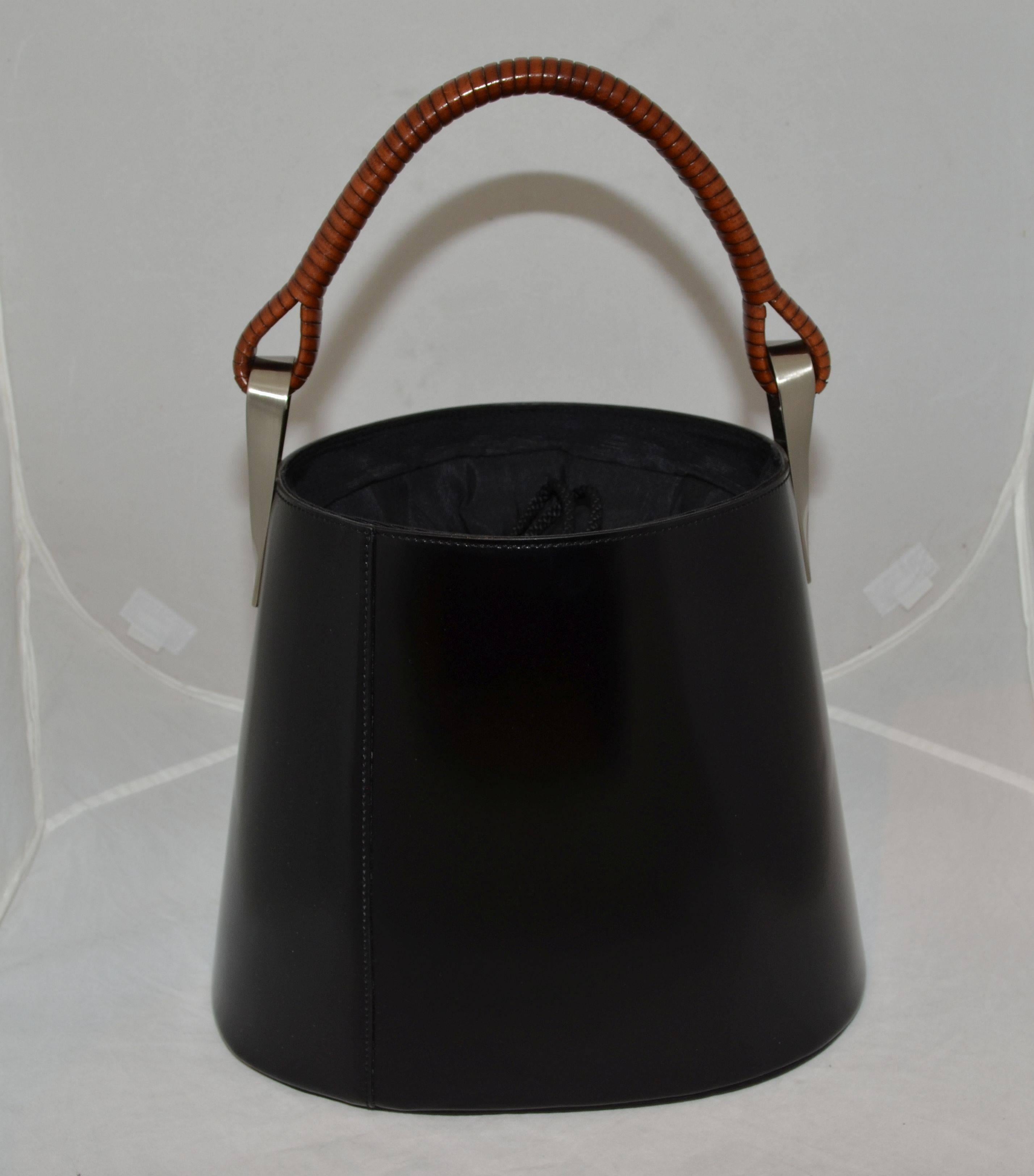 Kenzo Vintage Leather Sac Pagodon 1998 Bucket Bag

Sac seau en cuir noir Kenzo. Présenté pour la première fois en 1998:: le Pagodon:: inspiré de l'Asie du Sud-Est et du Japon:: est un sac à main de Kenzo. Le sac seau est fonctionnel avec une