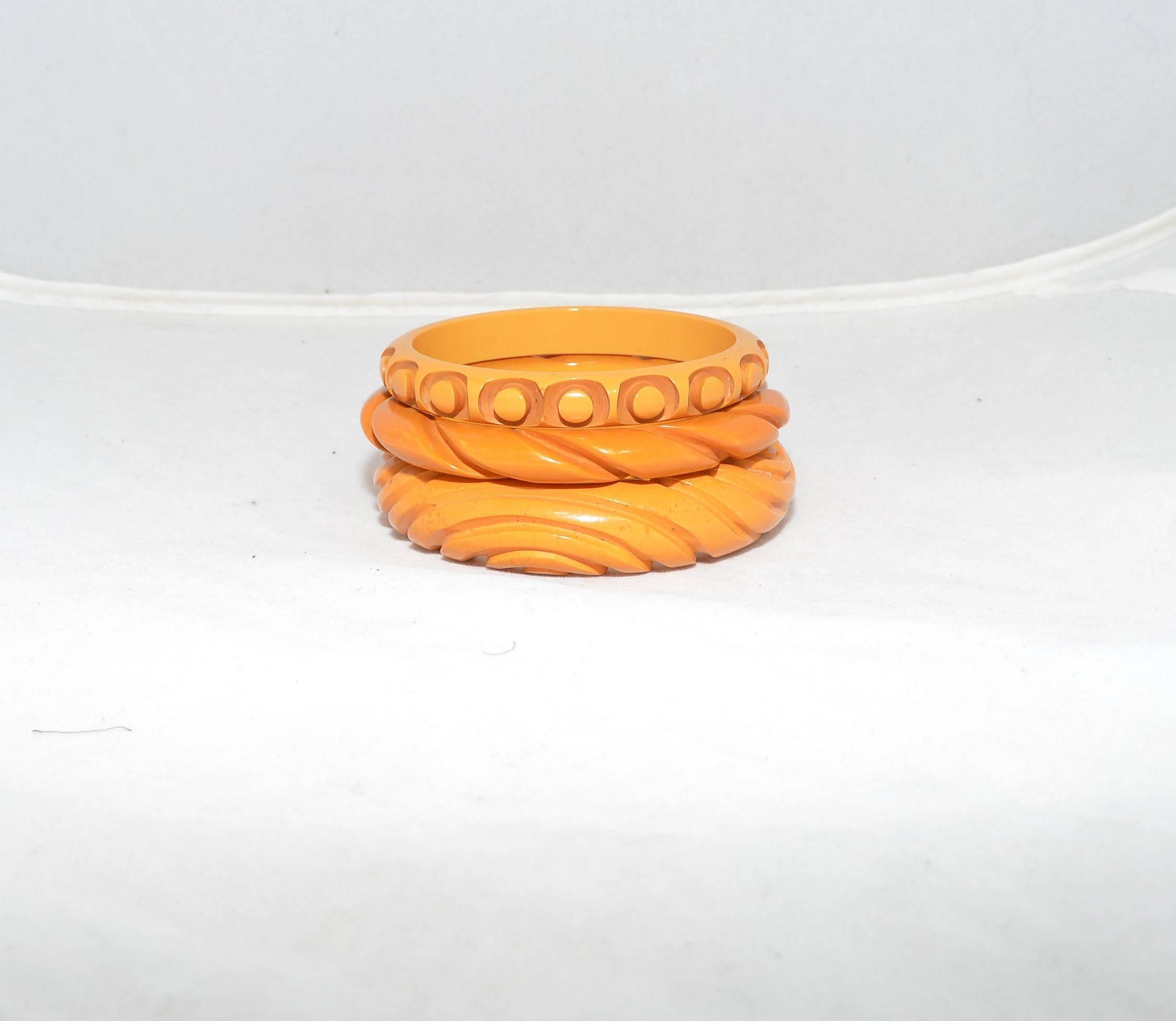 Artisan 1940s Vintage Carved Bakelite Bangle Bracelet