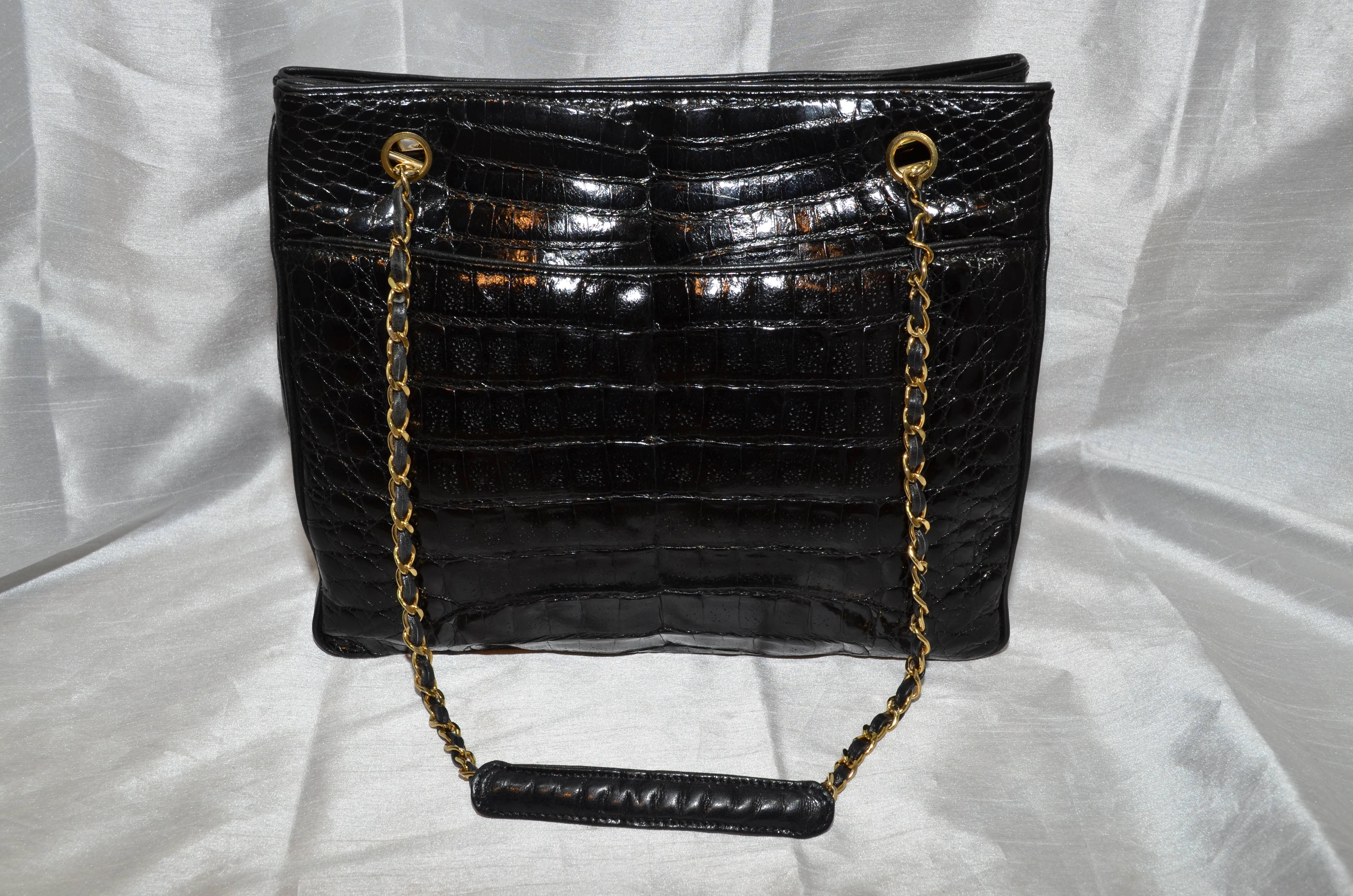 Gorgeous Chanel tote features 2 large outside compartments, 1 large inner compartment with 2 zip pockets, one on each side. Made in Italy. Excellent condition. Serial number dates the bag to 1986-1988. 

Measurements:
Height: 10