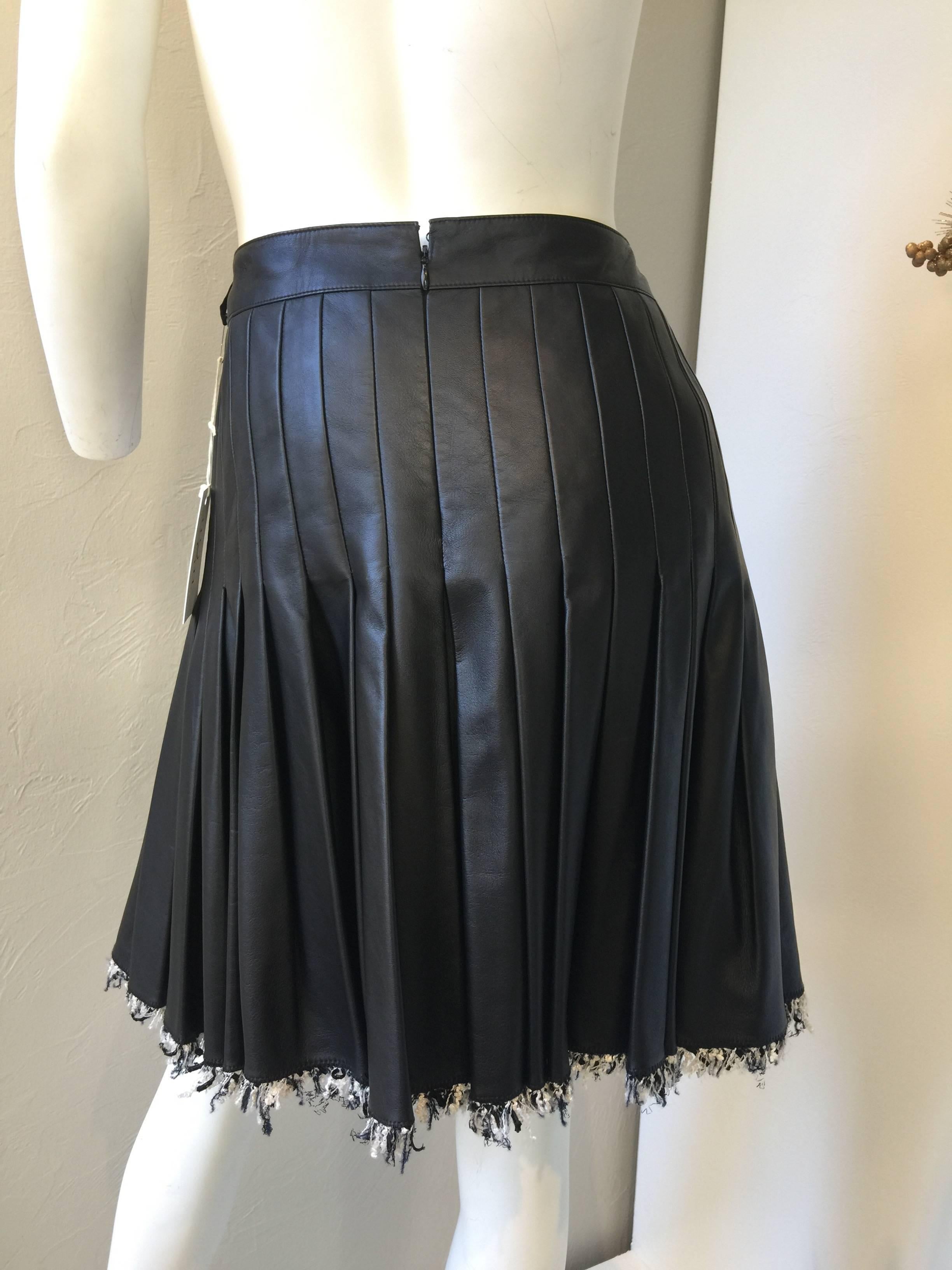 Chanel 2005 A black lambskin drop waist pleated skirt with fantasy tweed trim. Ultra soft lambskin. Labeled a size 42. Made in France. Fully lined. Excellent condition.

Measurements:
Waist - 33