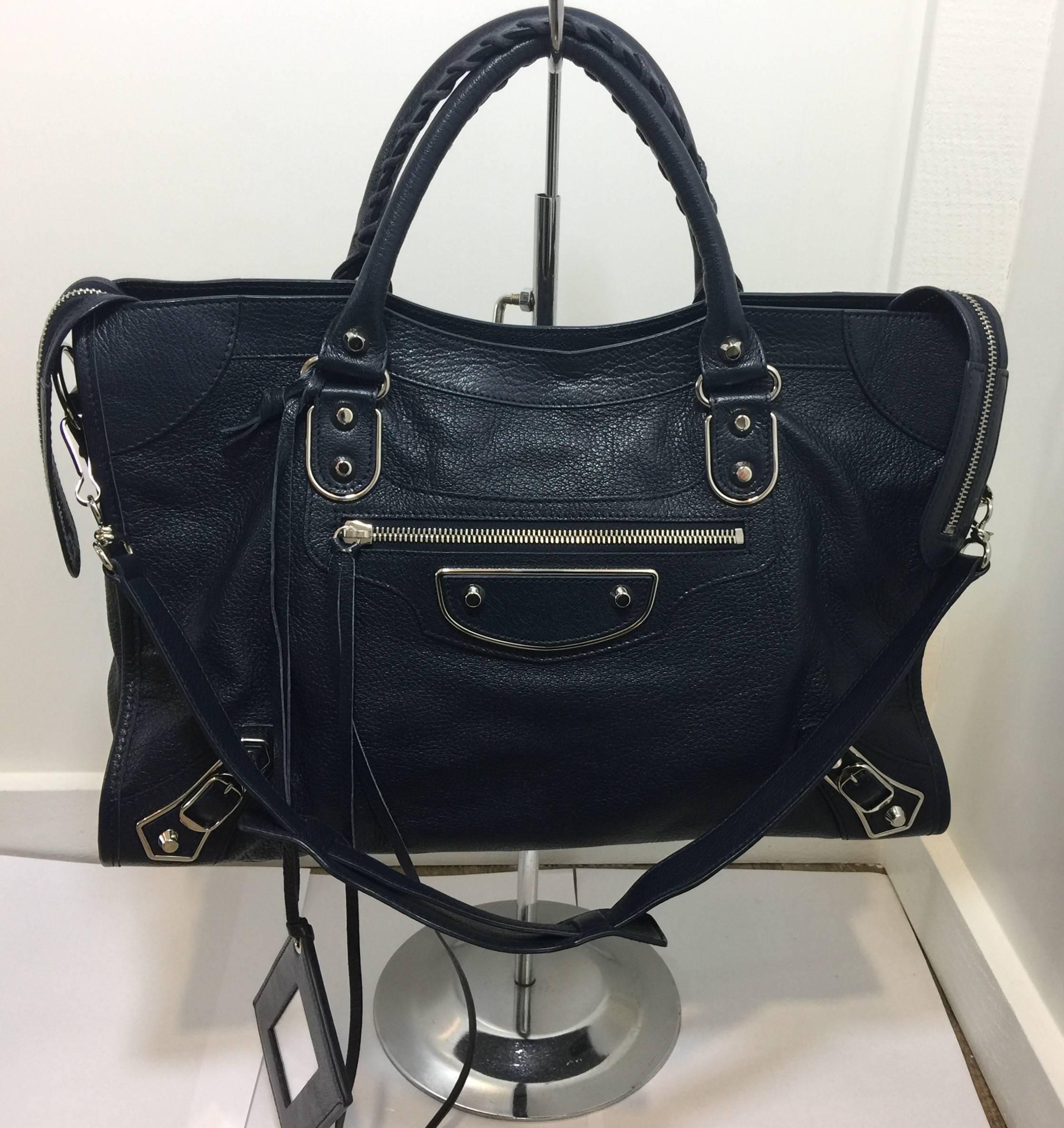 Balenciaga's City tote / Shoulder bag in dark navy blue with Mirror and silver palladium Trim - still in stores

An iconic everyday favorite. Made in Italy from dark navy blue textured-leather, supple style that is toughened by silver hardware and
