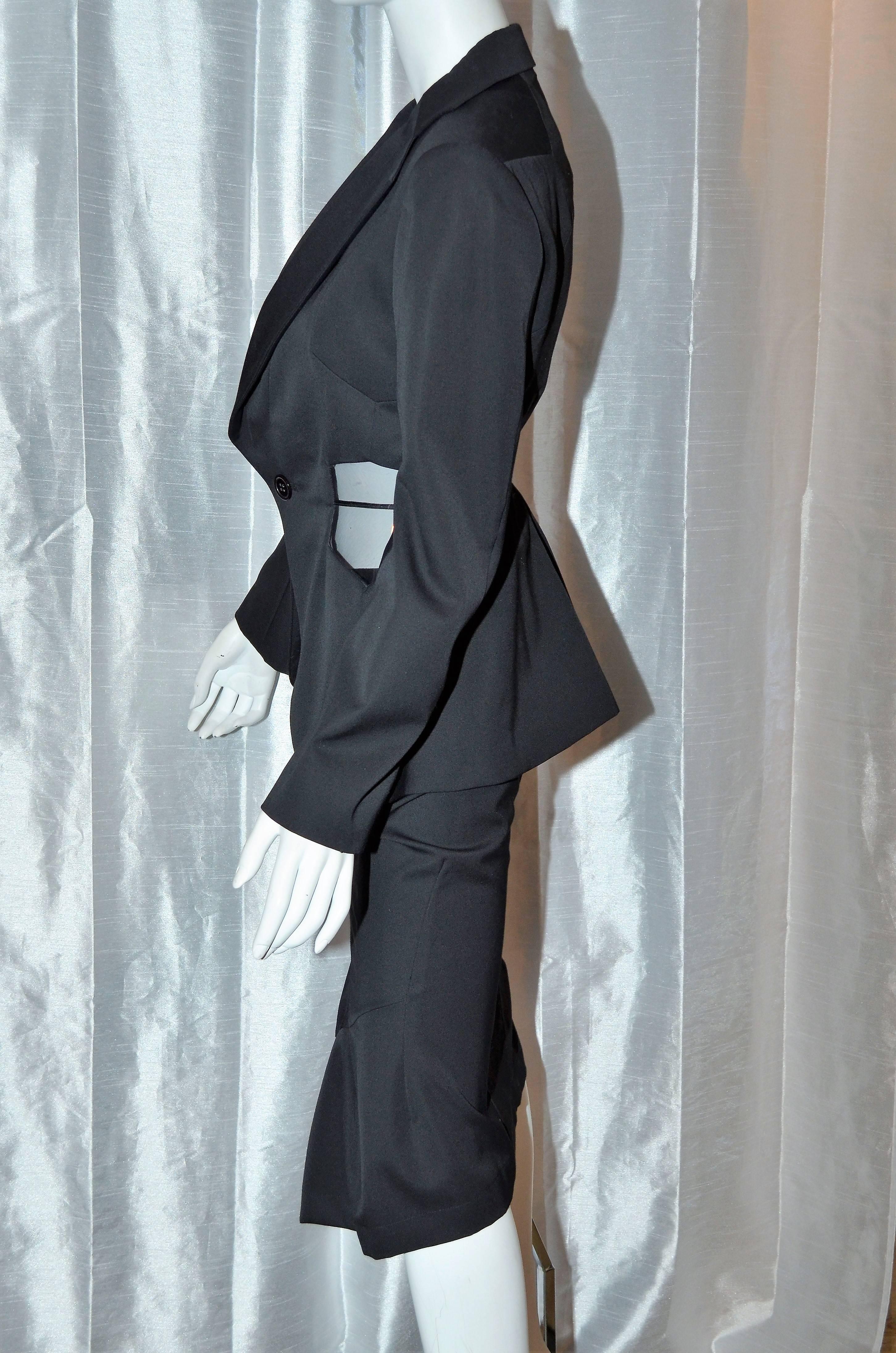 Comme des Garçons Junya Watanabe Schwarzer Rock Jacke Anzug aus Wolle von 2001
See Through Panels an der Taille der Jacke, zurück Stil Linien in der Form eines Fußballs.
Der Rock ist mit einer Sanduhr-Silhouette ausgestattet, ein Bleistiftrock mit