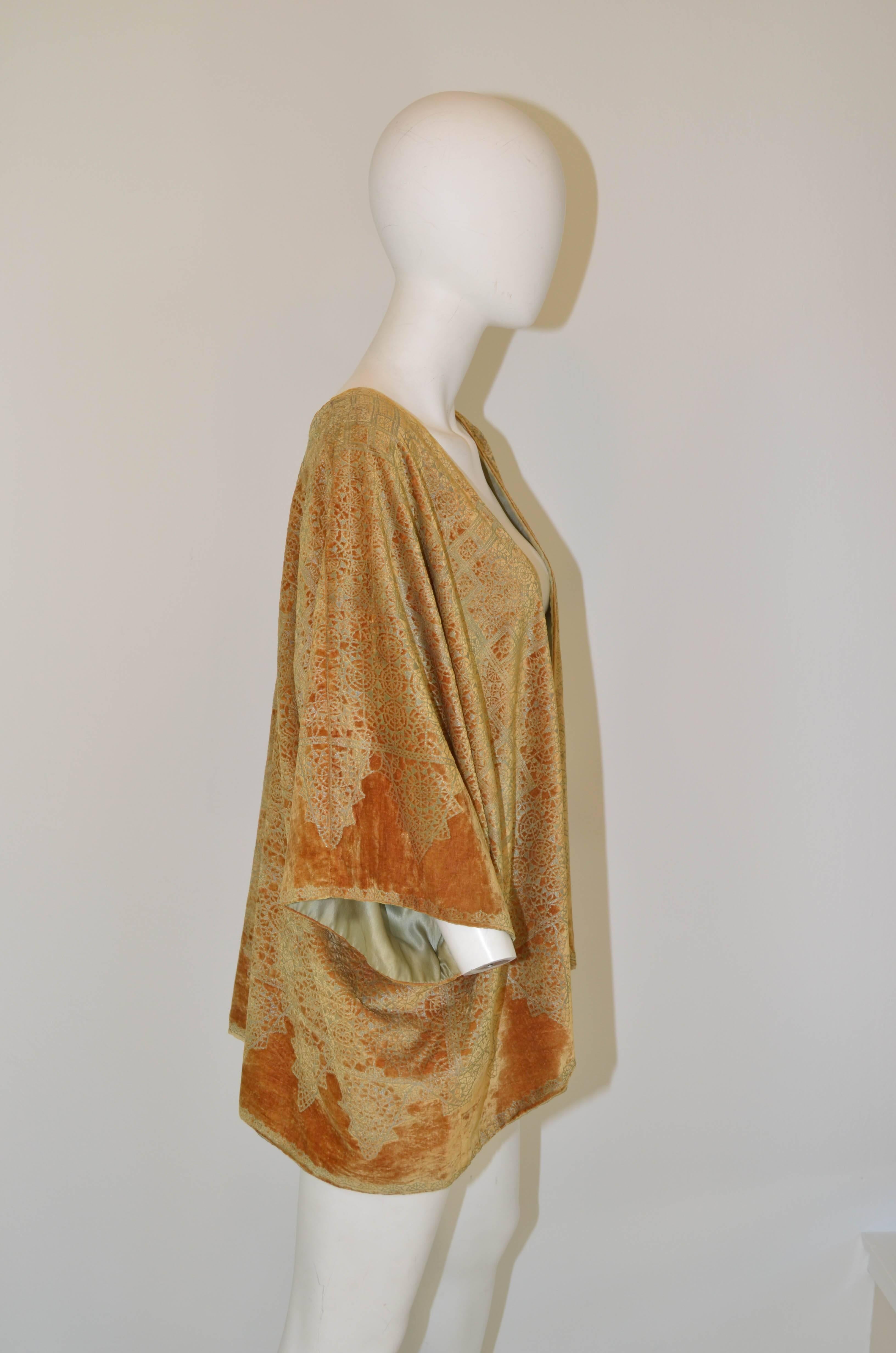 Mariano Fortuny Rare Saffron Gold Stenciled Velvet Evening Jacket
Label at neck, Original silk lining
Excellent condition, some fraying to neck of silk lining.


Measurements:
End of sleeve to end of sleeve 47 across
Length shoulder to hem 28