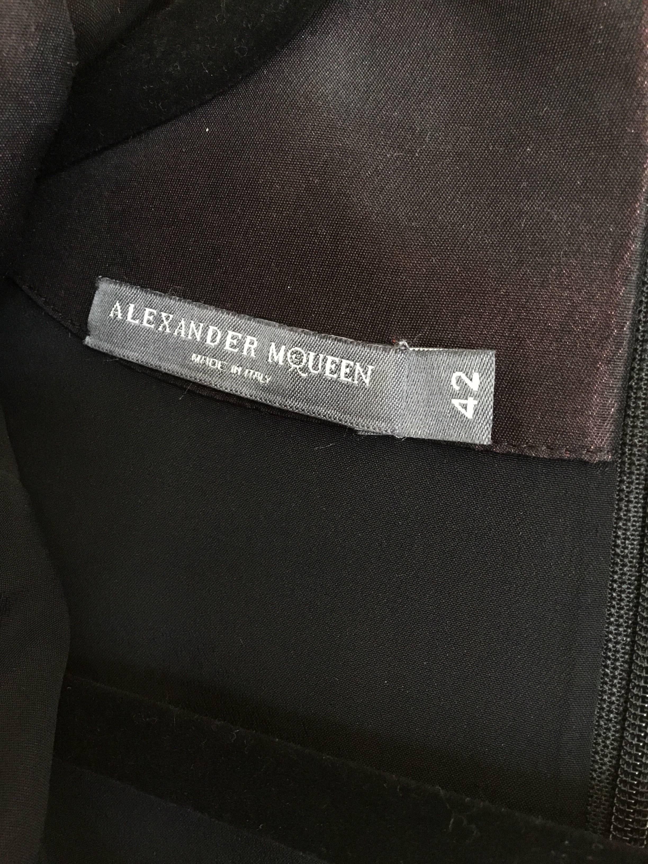 Alexander McQueen Besticktes knielanges Wiggle-Kleid aus Seide, Pre Fall 2009  im Angebot 1