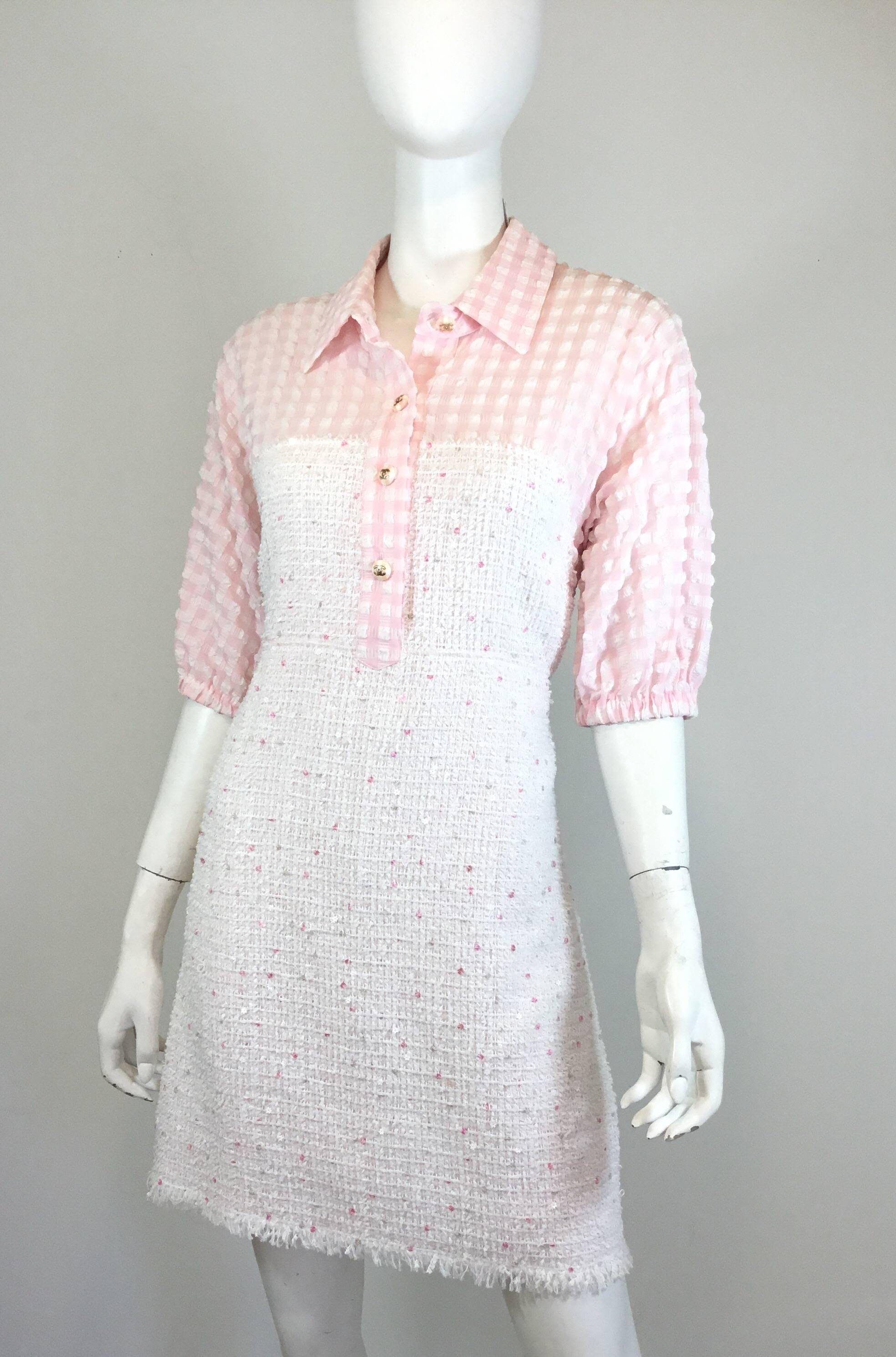 Chanel dress features a gingham top and tweed skirt with button front closures. Dress also has an open back design with hook and eye closures at the back neck and a zipper closure on the skirt. Fully lined, Size 42, made in France. 

Bust 36”, waist
