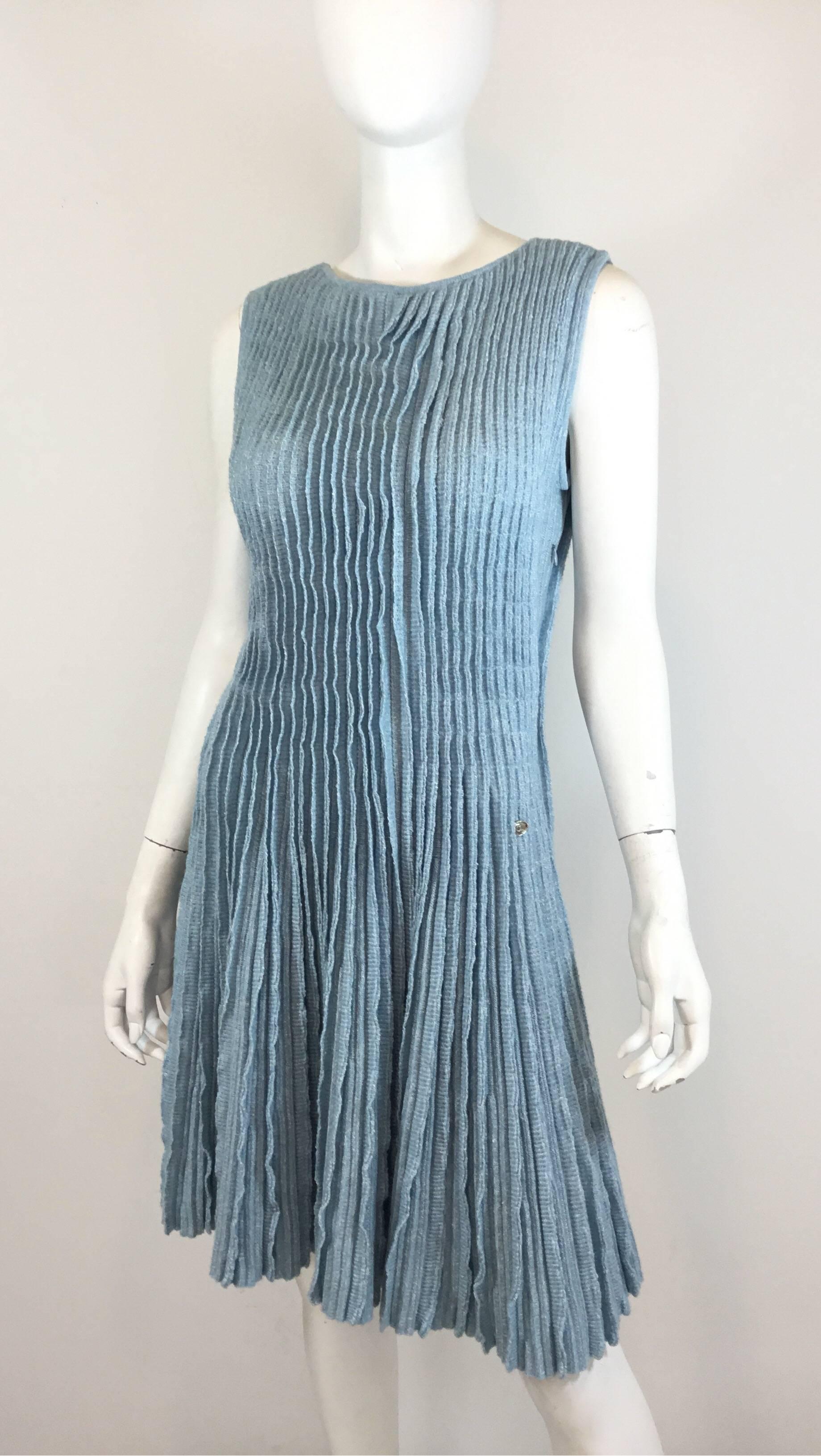 Wunderschönes Chanel-Kleid aus hellblauem Strick, bestehend aus 50% Leinen und 50% Kaschmir, mit plissiertem/gerafftem Detail. Das Kleid hat einen seitlichen Reißverschluss, ist mit Größe 40 gekennzeichnet und wurde in Italien hergestellt.

Büste