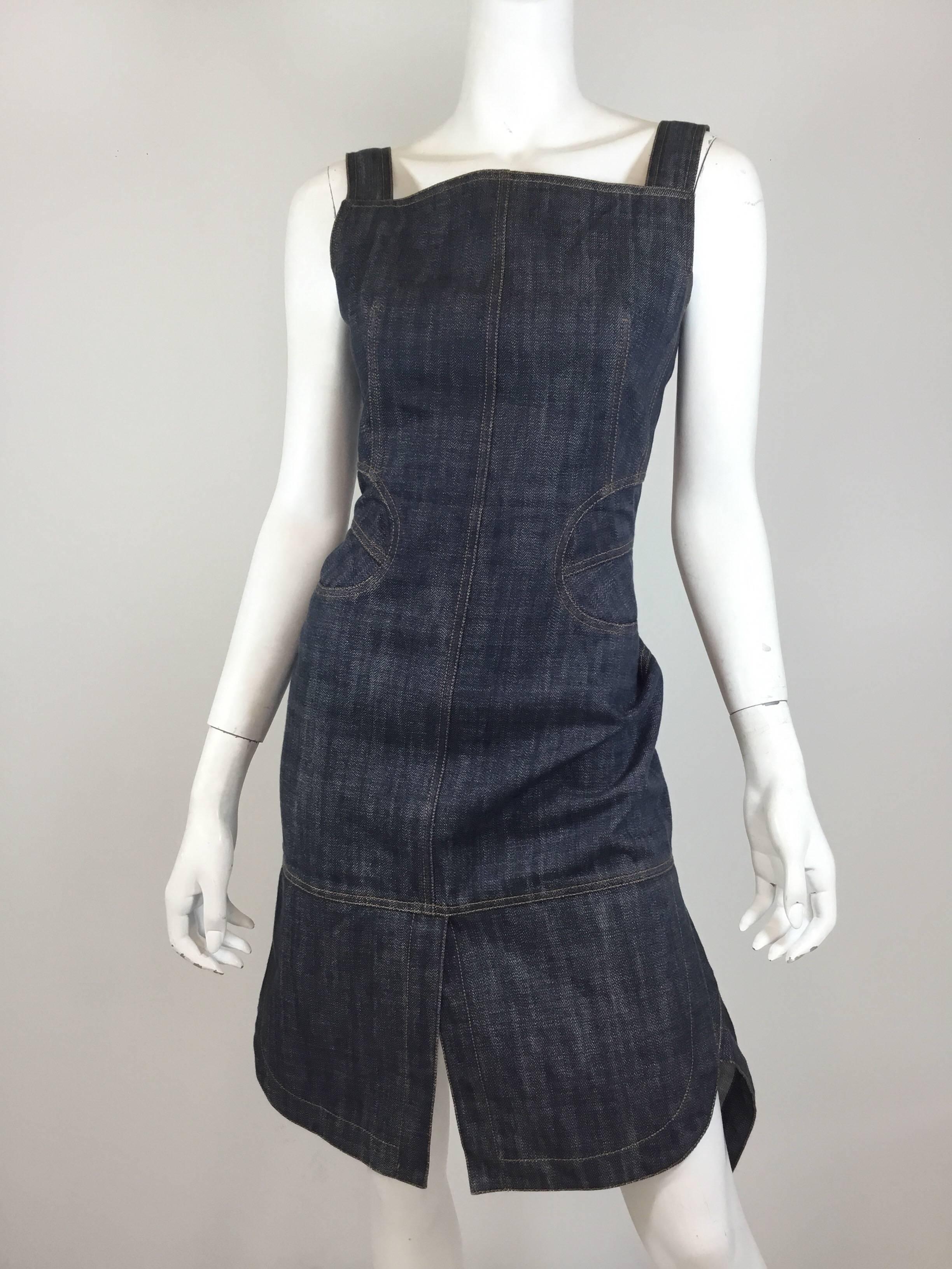 Alaia denim dress features a square neckline, flared hem, and a back zipper fastening. Slight stretch to the fabric. Spotted on the real housewives. Dress is in excellent condition!

Bust 34'', waist 28'', hips 34'', length 31''