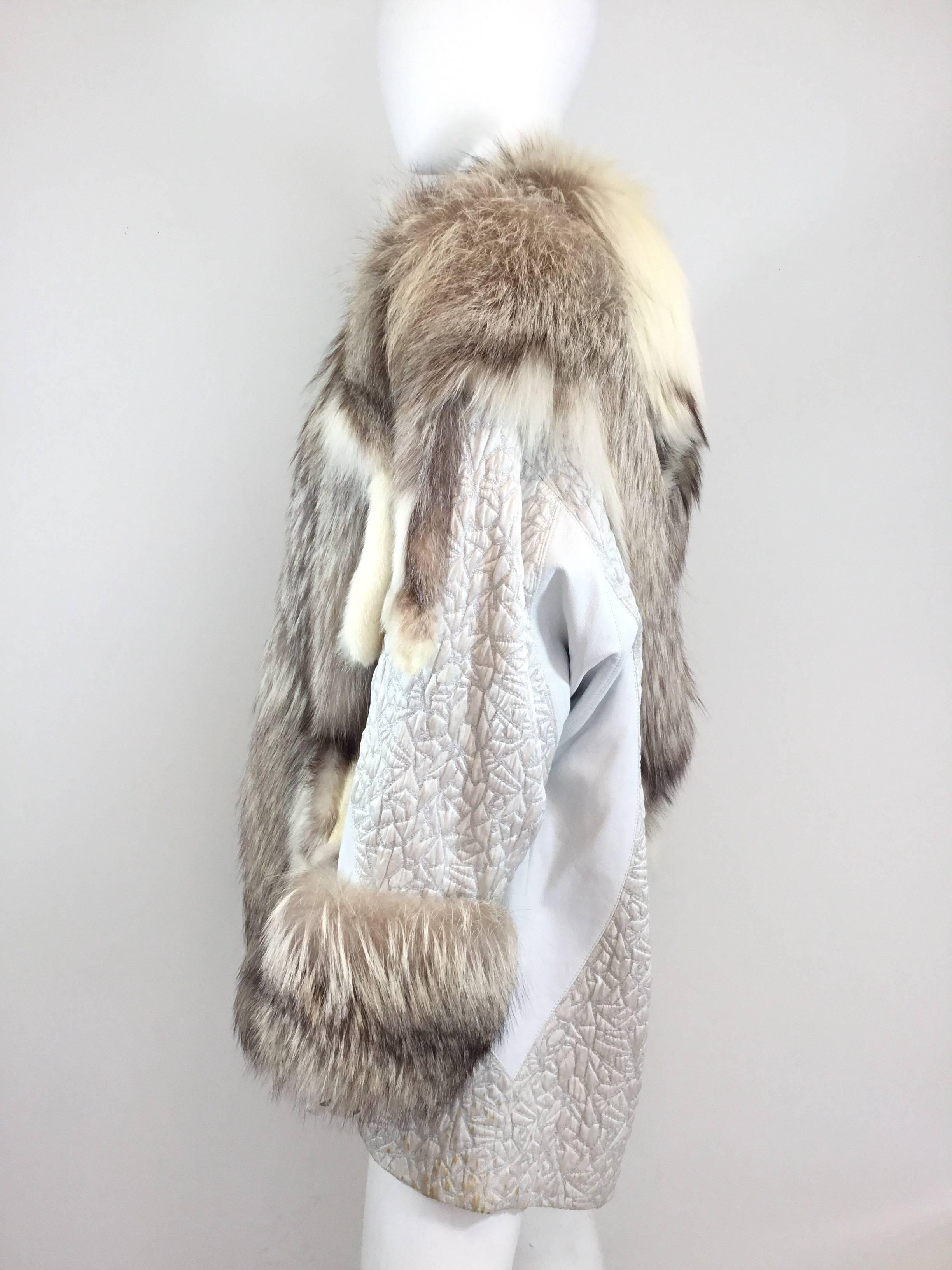 Fur jacket features fox fur throughout with leather and embroidered detail. Jacket has pockets at the waist and is fully lined. Jacket has some spotting due to age/handling. See photos.

Bust 44’’, sleeves 20’’, length 36’’